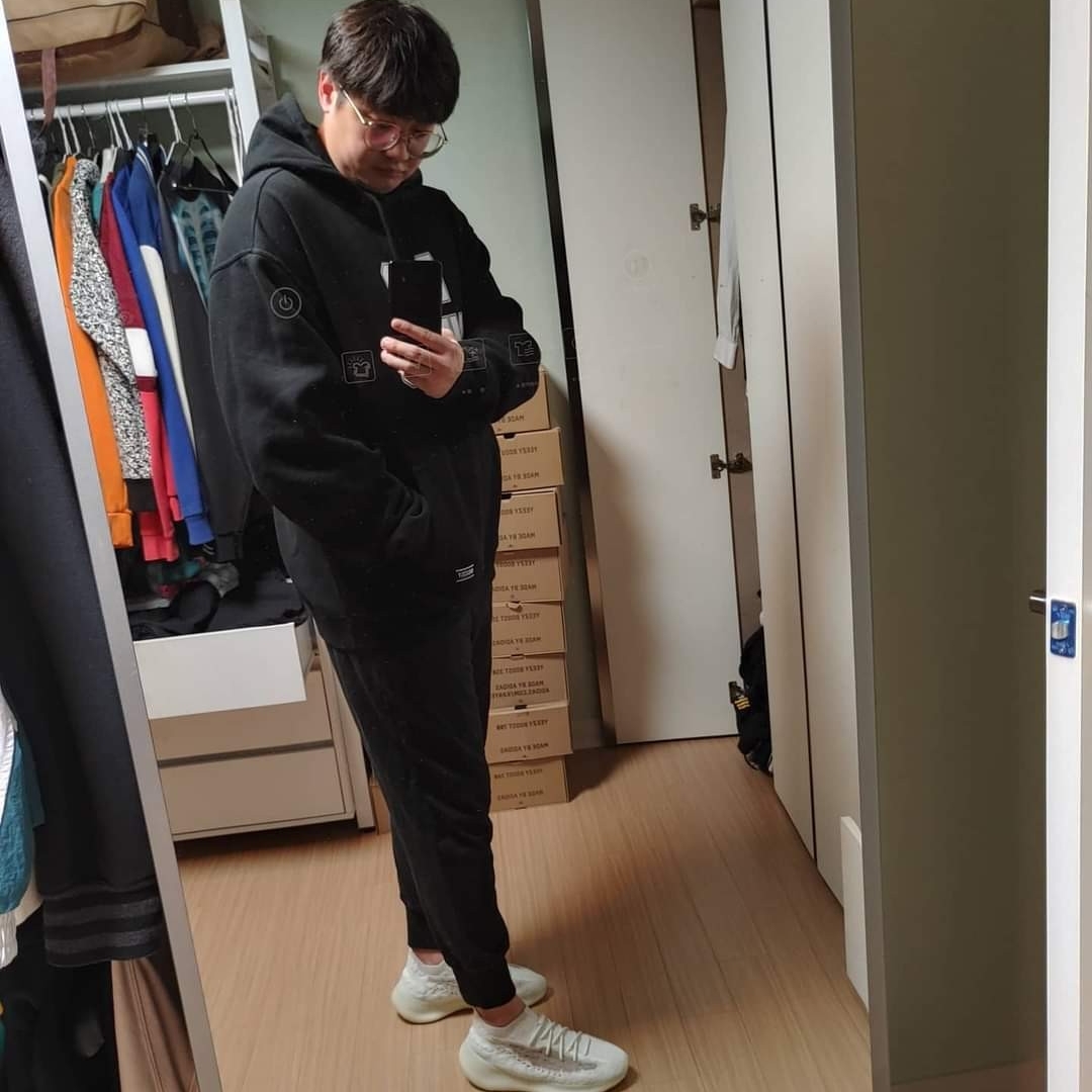 Adidas Yeezy Boost 380 Calcite Glow 착용 스타일 - 2