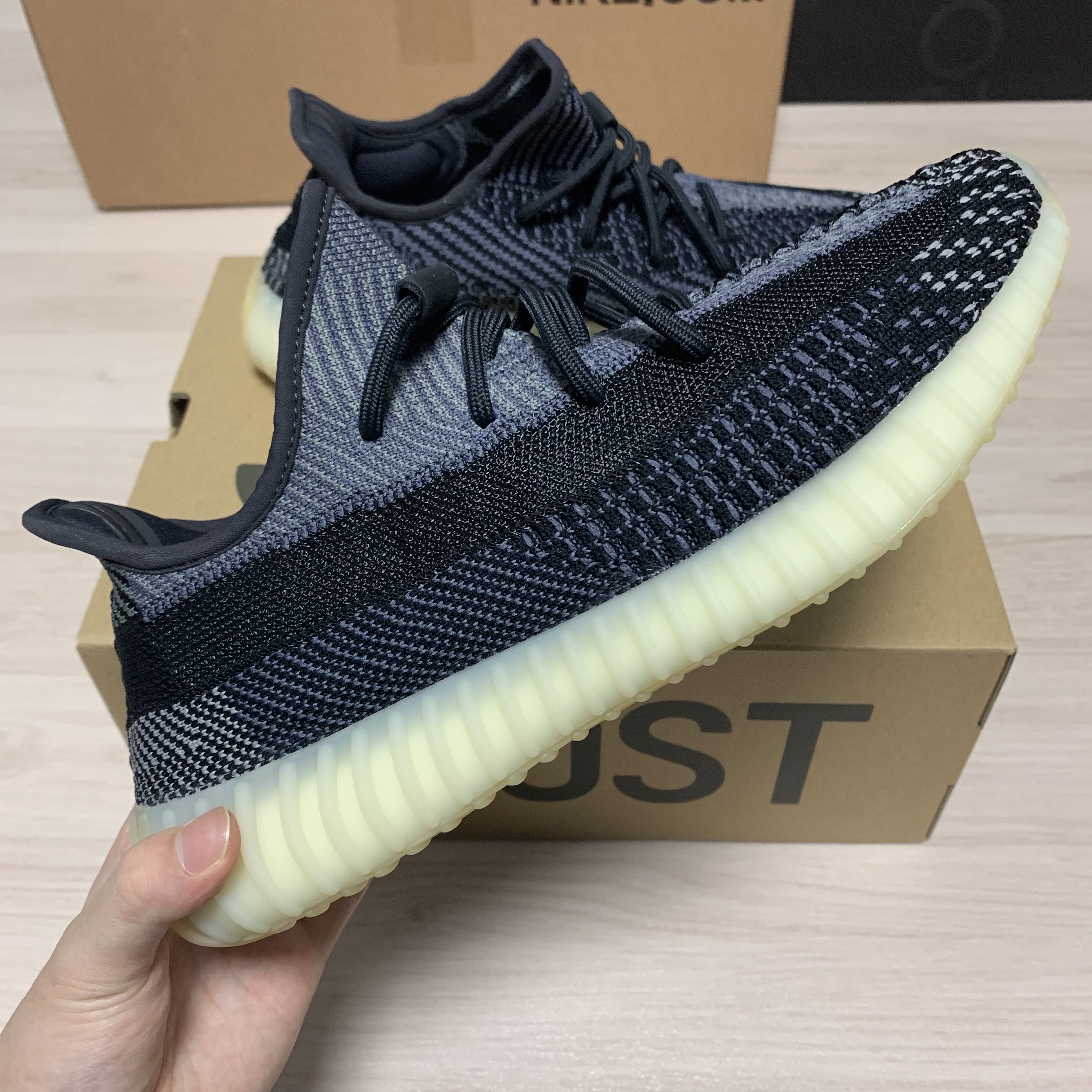 Adidas Yeezy Boost 350 V2 Carbon 착용 스타일