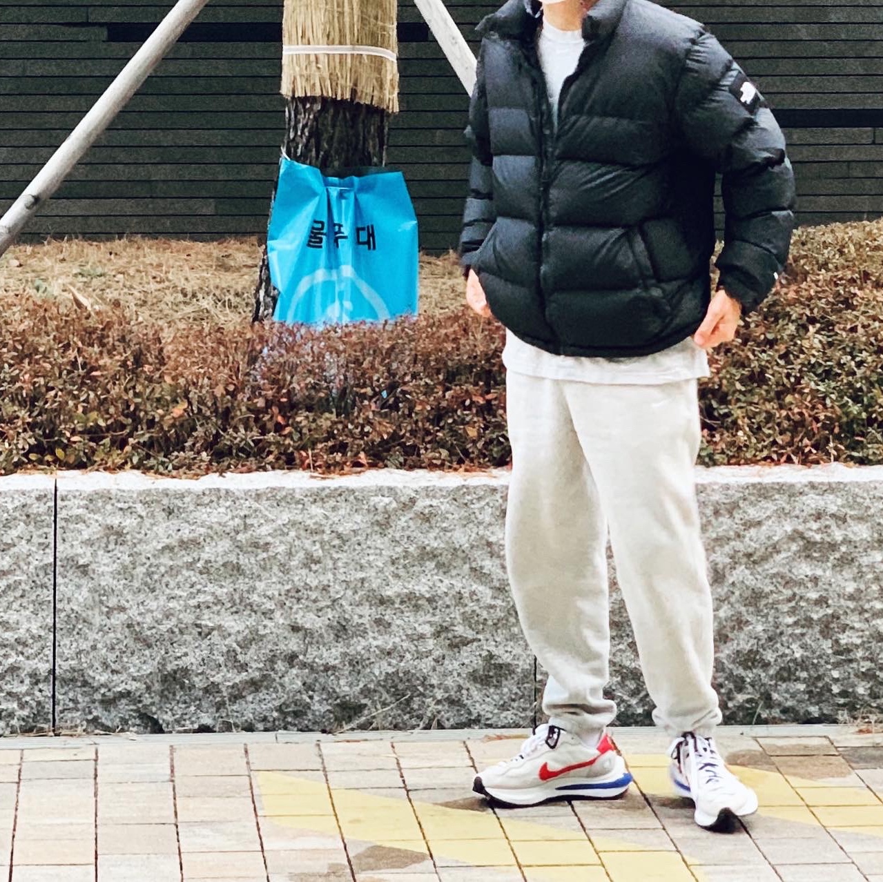 Nike x Sacai VaporWaffle Royal Fuchsia 착용 스타일 - 2