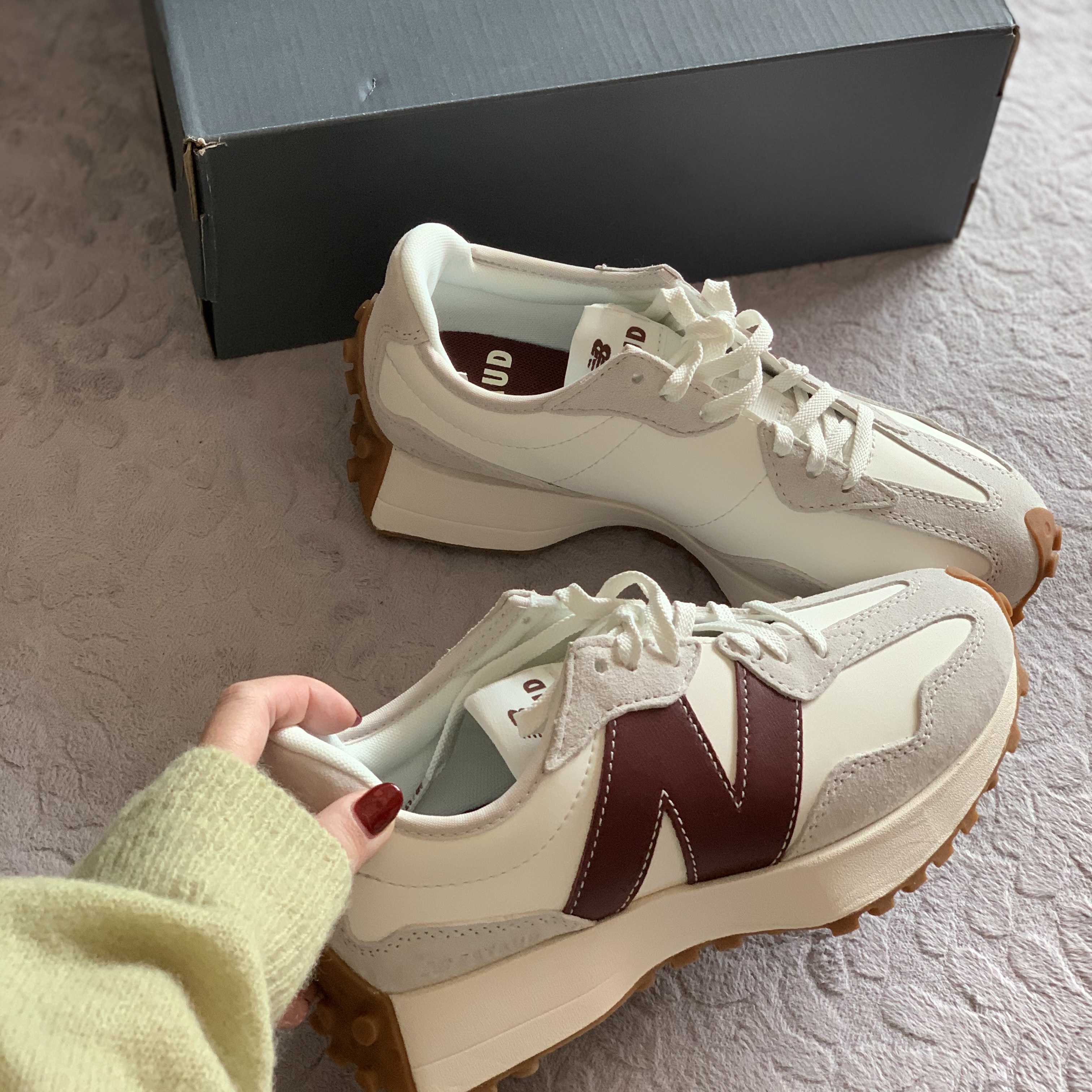 (W) New Balance x Staud 327 Moonbeam 착용 스타일