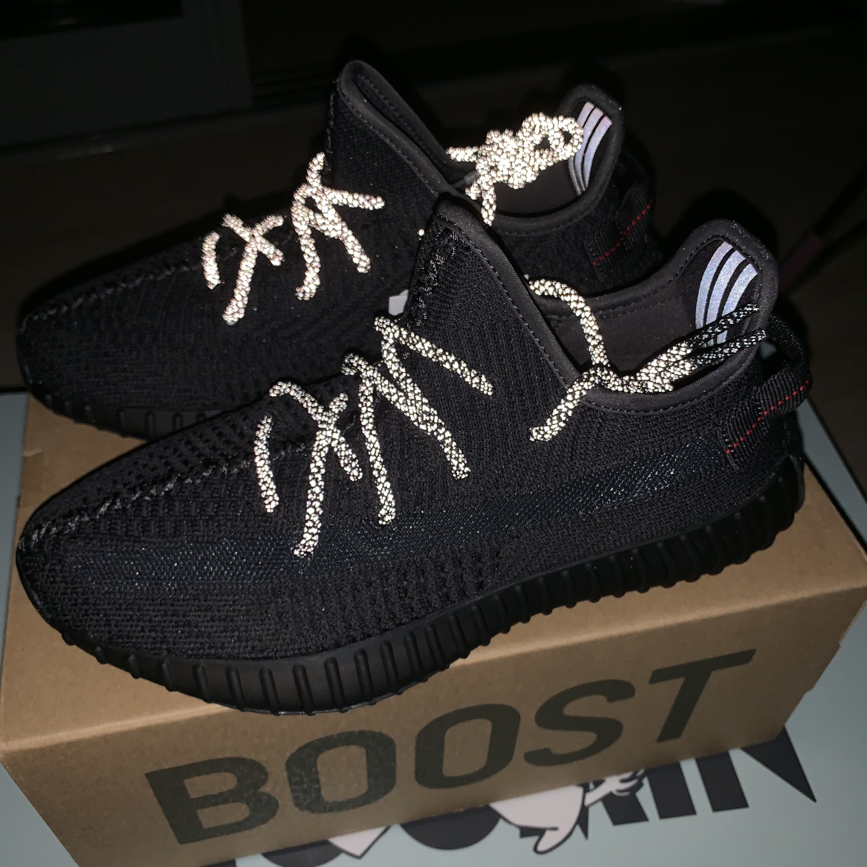 Adidas Yeezy Boost 350 V2 Black - Non-Reflective 착용 스타일