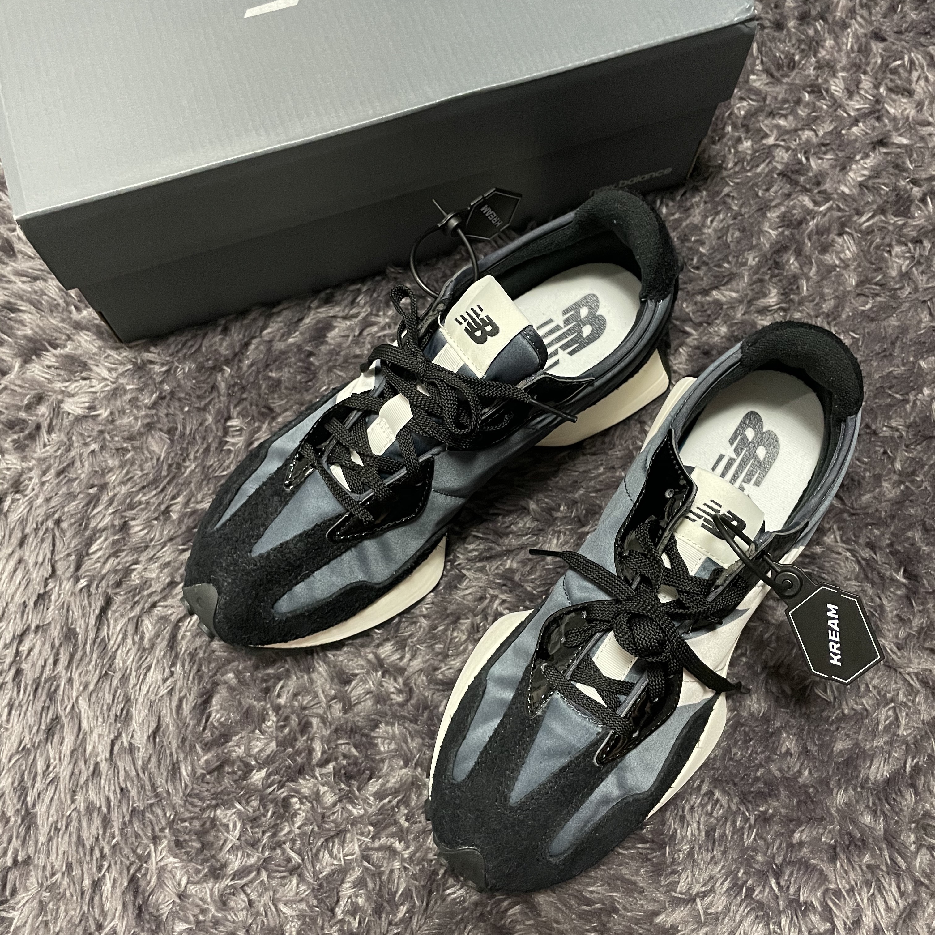 (W) New Balance 327 Black Grey 착용 스타일
