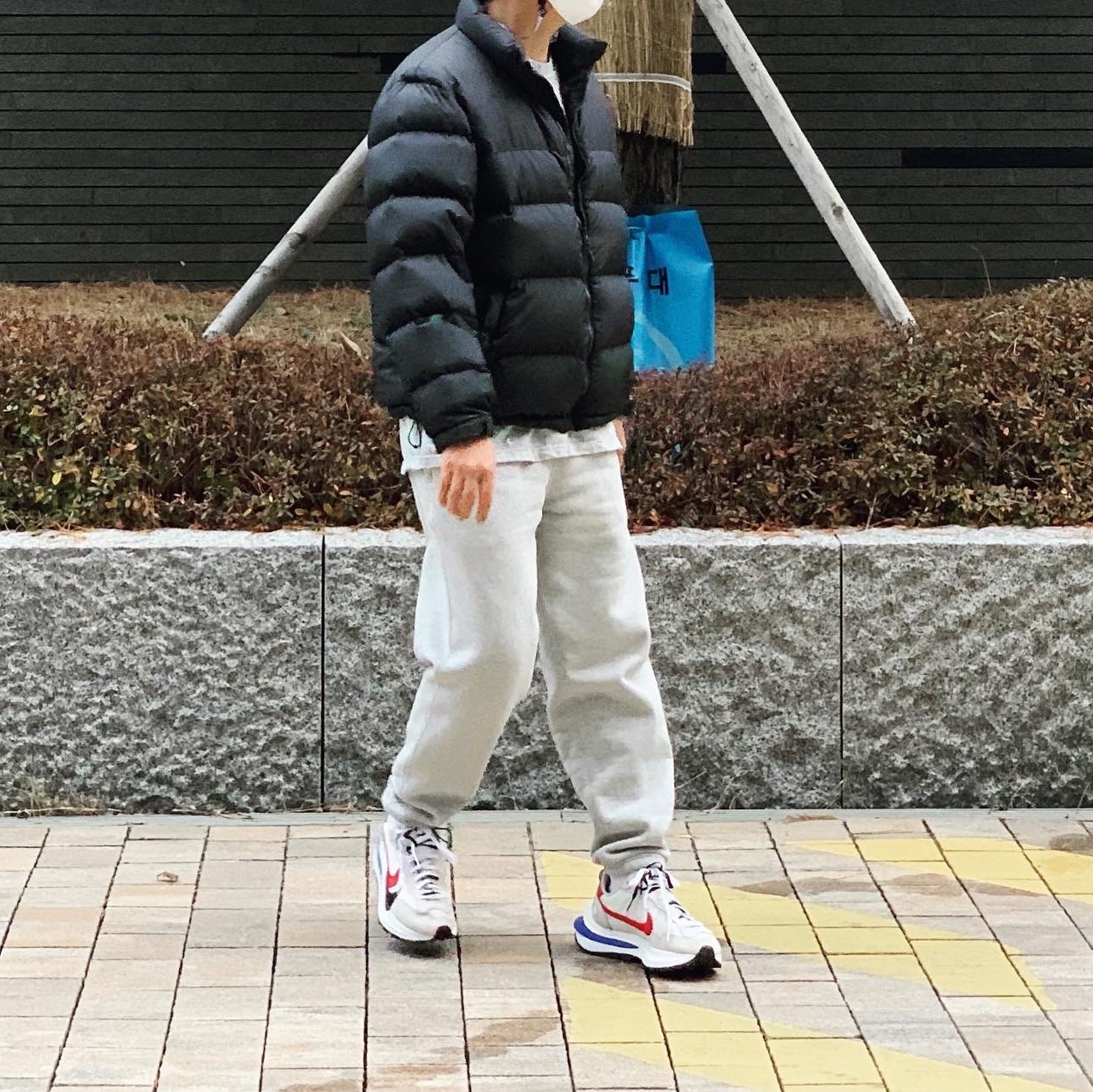 Nike x Sacai VaporWaffle Royal Fuchsia 착용 스타일 - 1