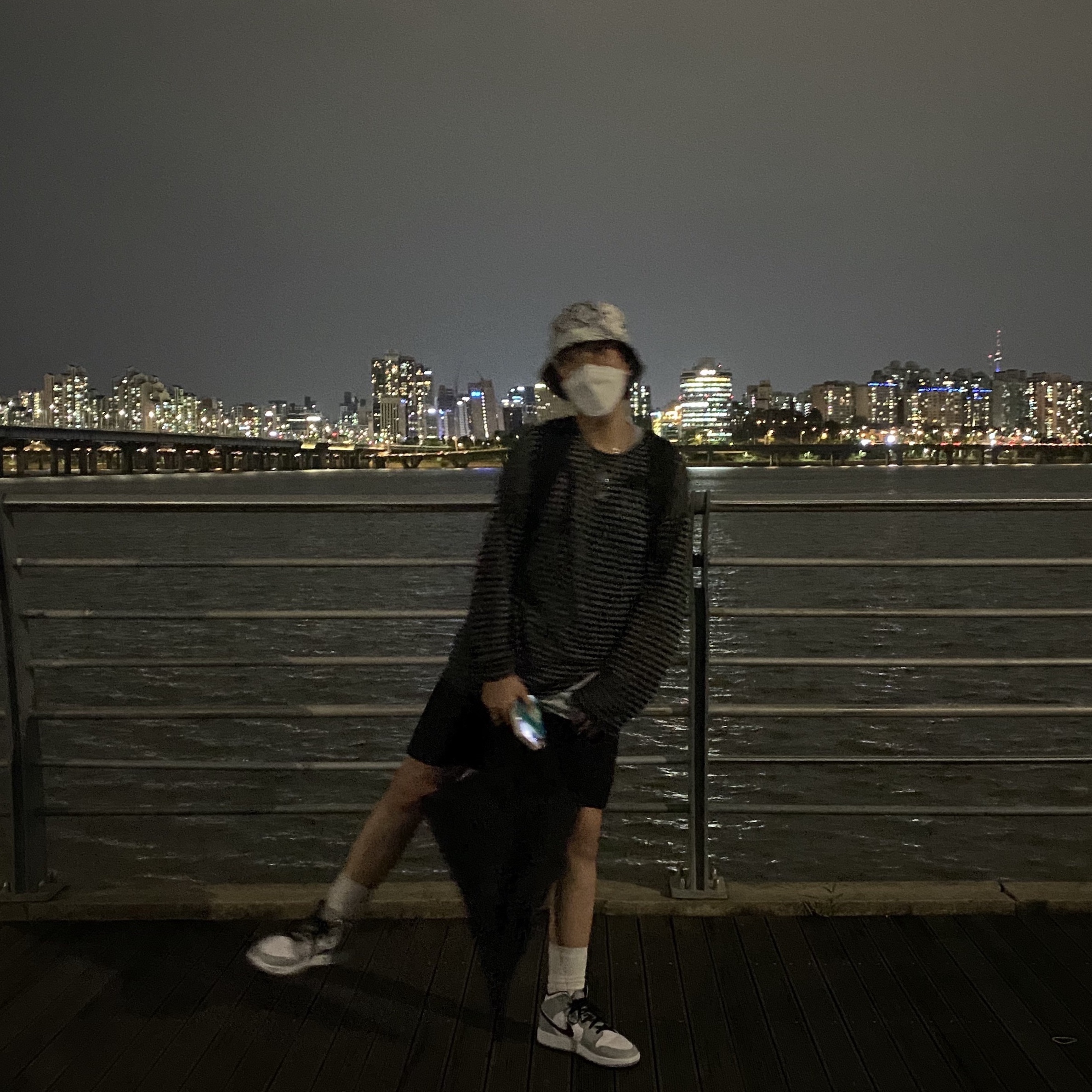 Jordan 1 Mid Light Smoke Grey 착용 스타일 - 2