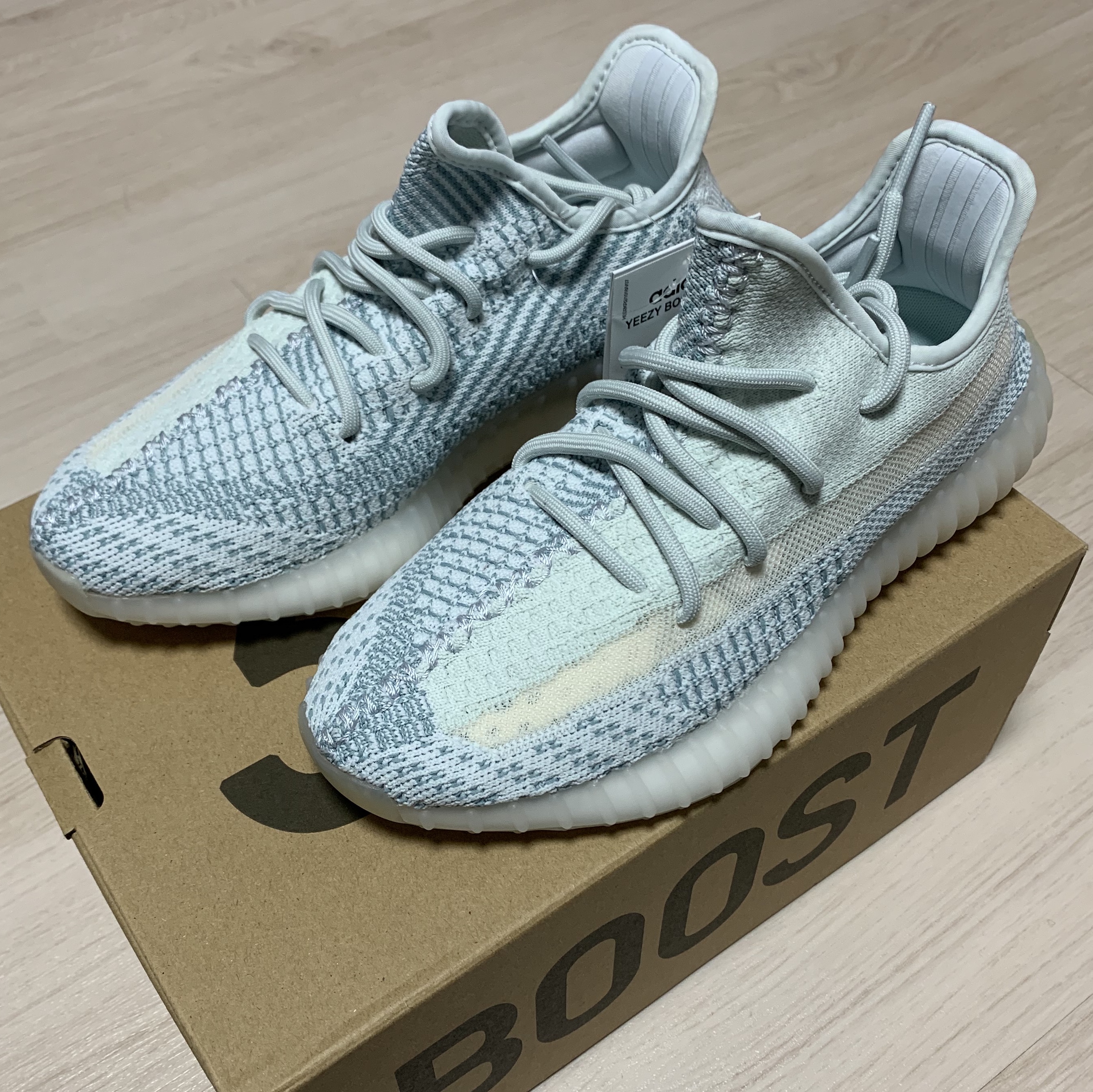 Adidas Yeezy Boost 350 V2 Cloud White - Non-Reflective 착용 스타일