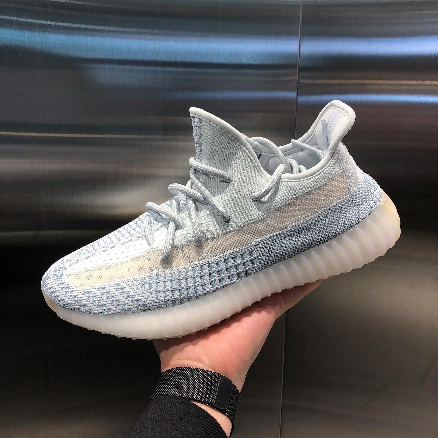 Adidas Yeezy Boost 350 V2 Cloud White - Non-Reflective 착용 스타일