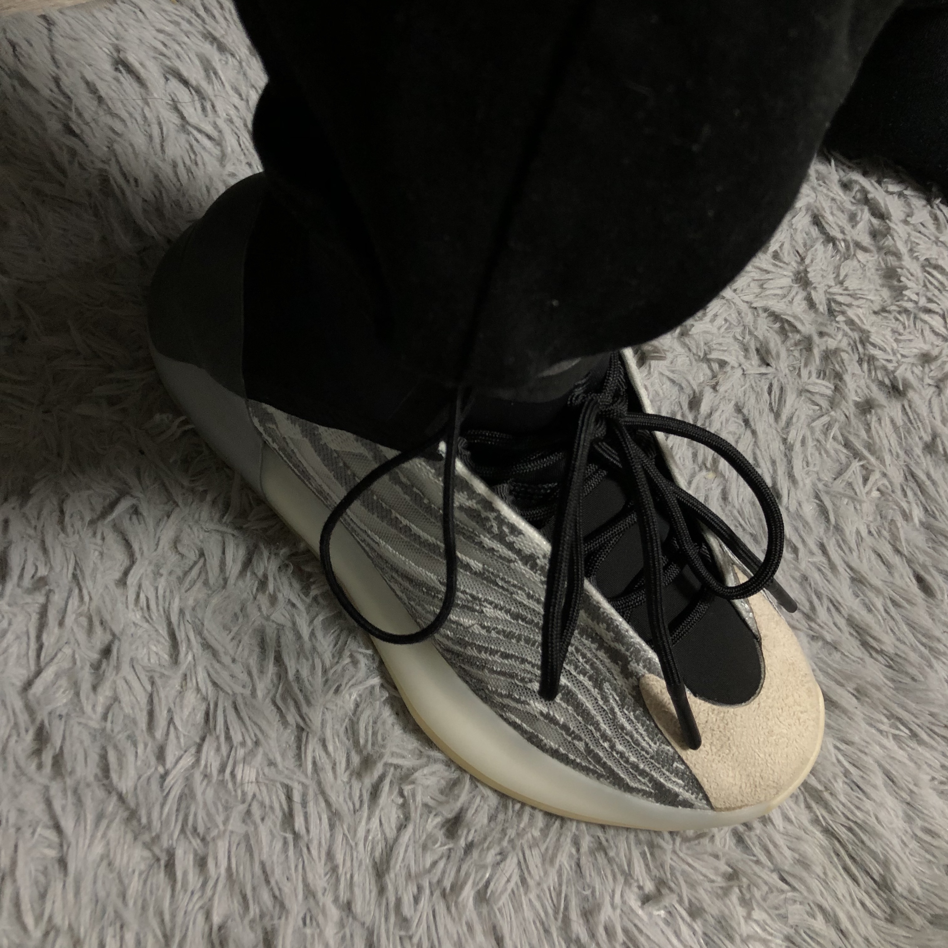 Adidas Yeezy QNTM Lifestyle 착용 스타일