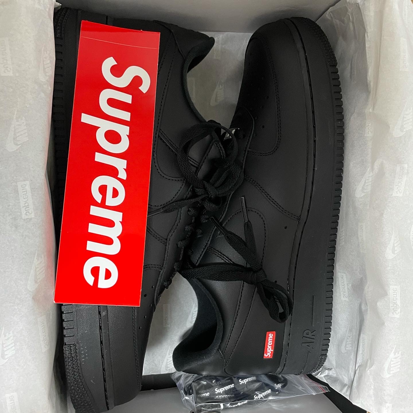 Nike x Supreme Air Force 1 Low Black 착용 스타일 - 2