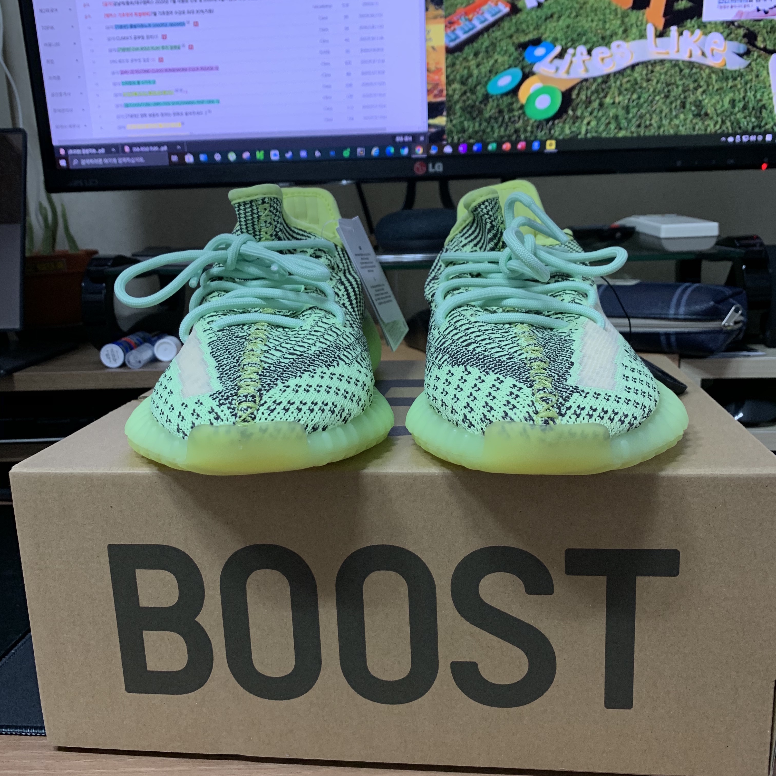 Adidas Yeezy Boost 350 V2 Yeezreel - Non-Reflective 착용 스타일