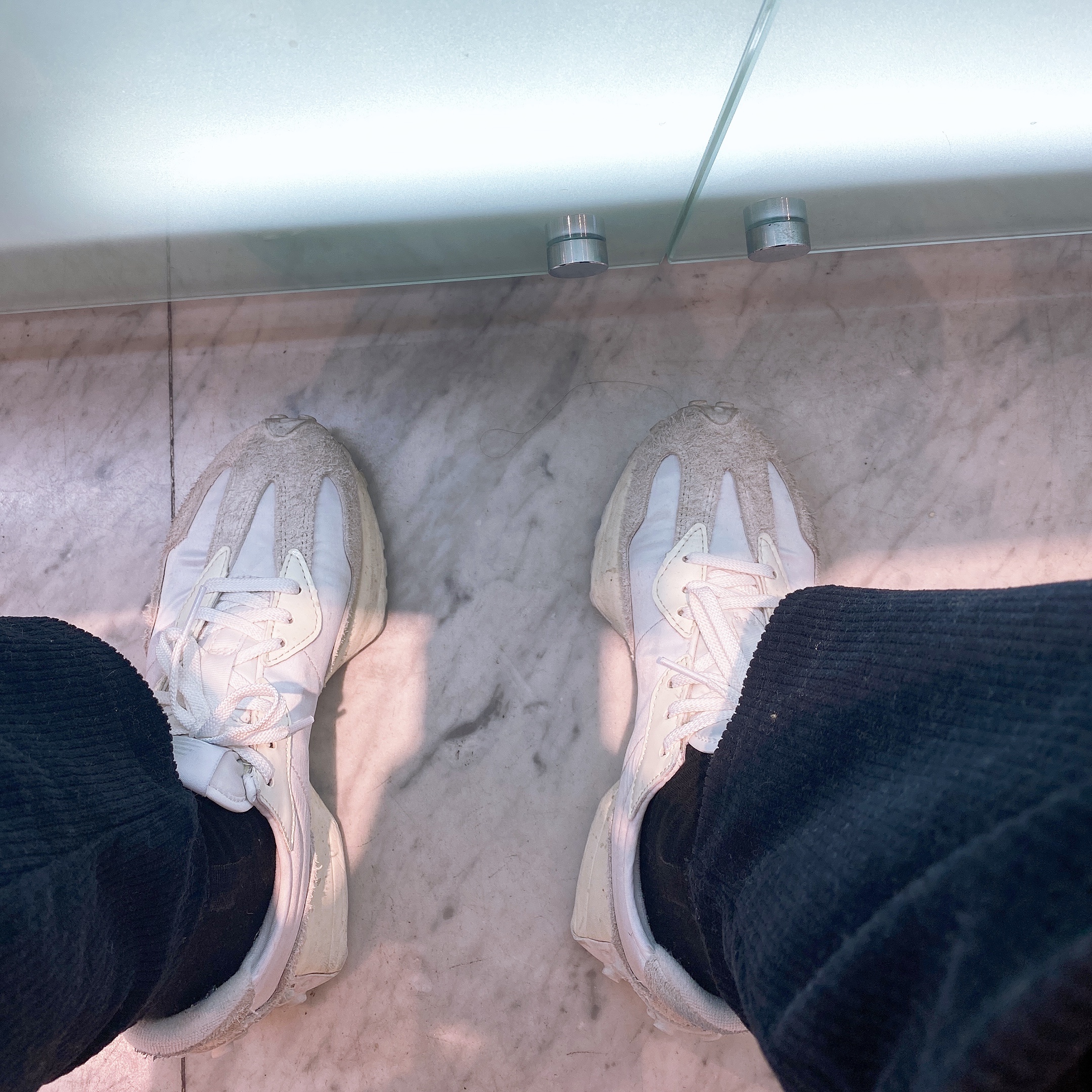(W) New Balance 327 White Moonbeam 착용 스타일