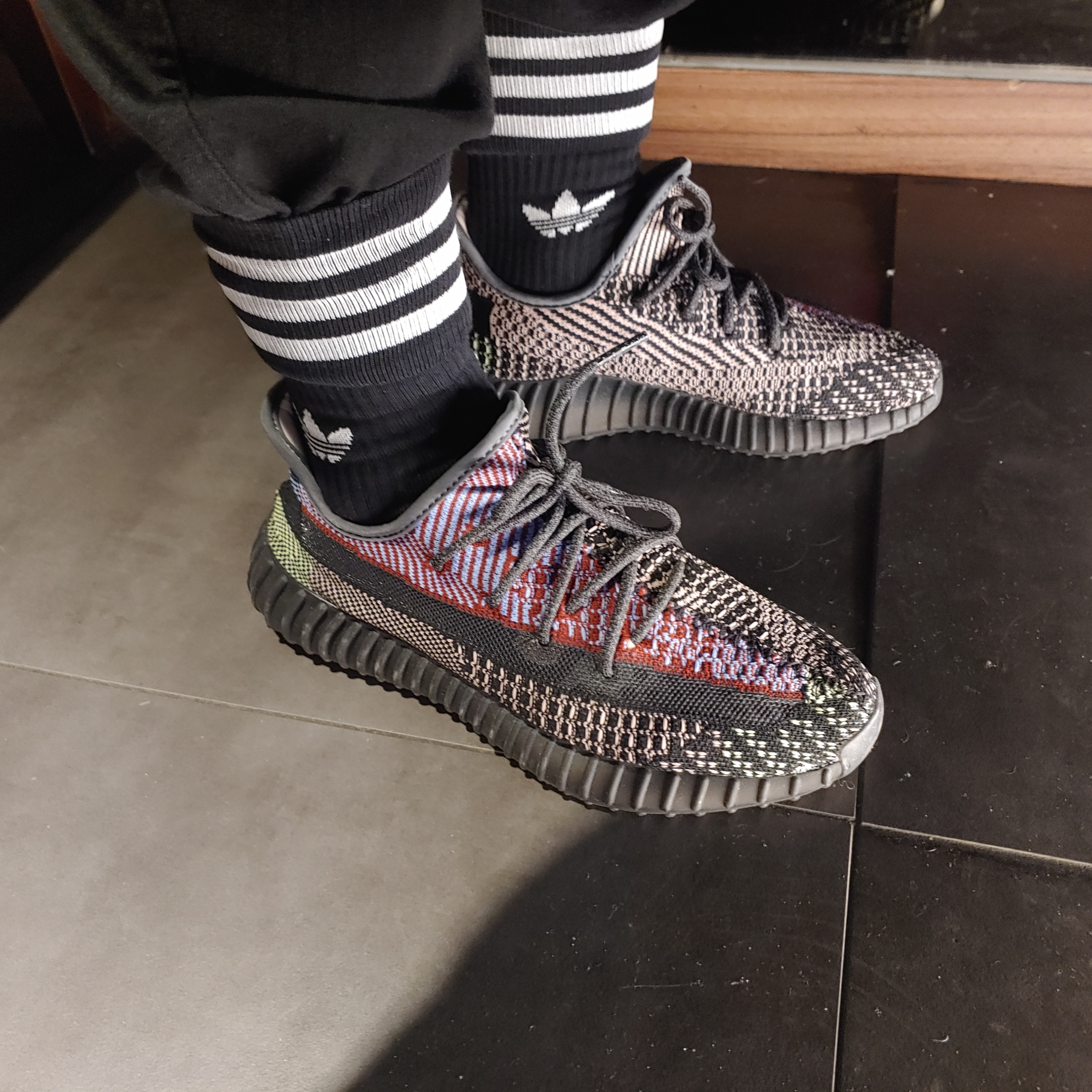 Adidas Yeezy Boost 350 V2 Yecheil - Non-Reflective 착용 스타일