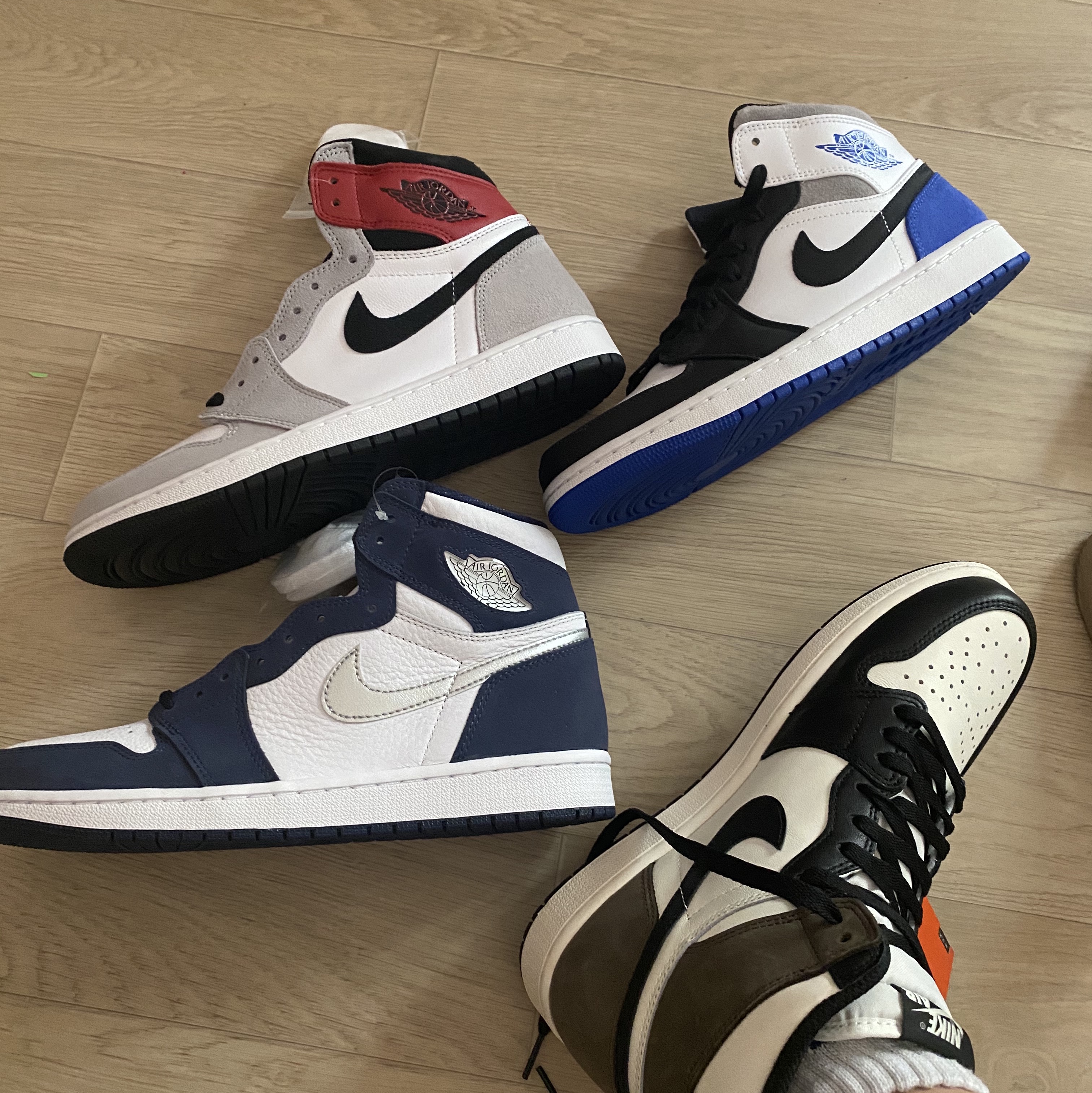 Jordan 1 Mid SE Hyper Royal, Jordan 1 Retro High OG Light Smoke Grey 착용 스타일