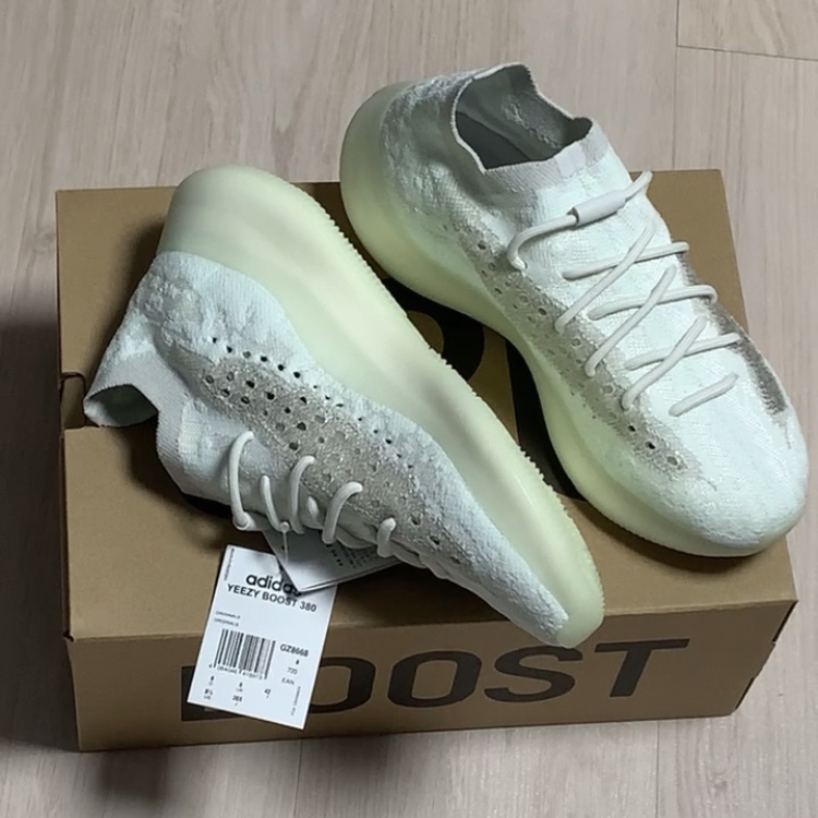 Adidas Yeezy Boost 380 Calcite Glow 착용 스타일