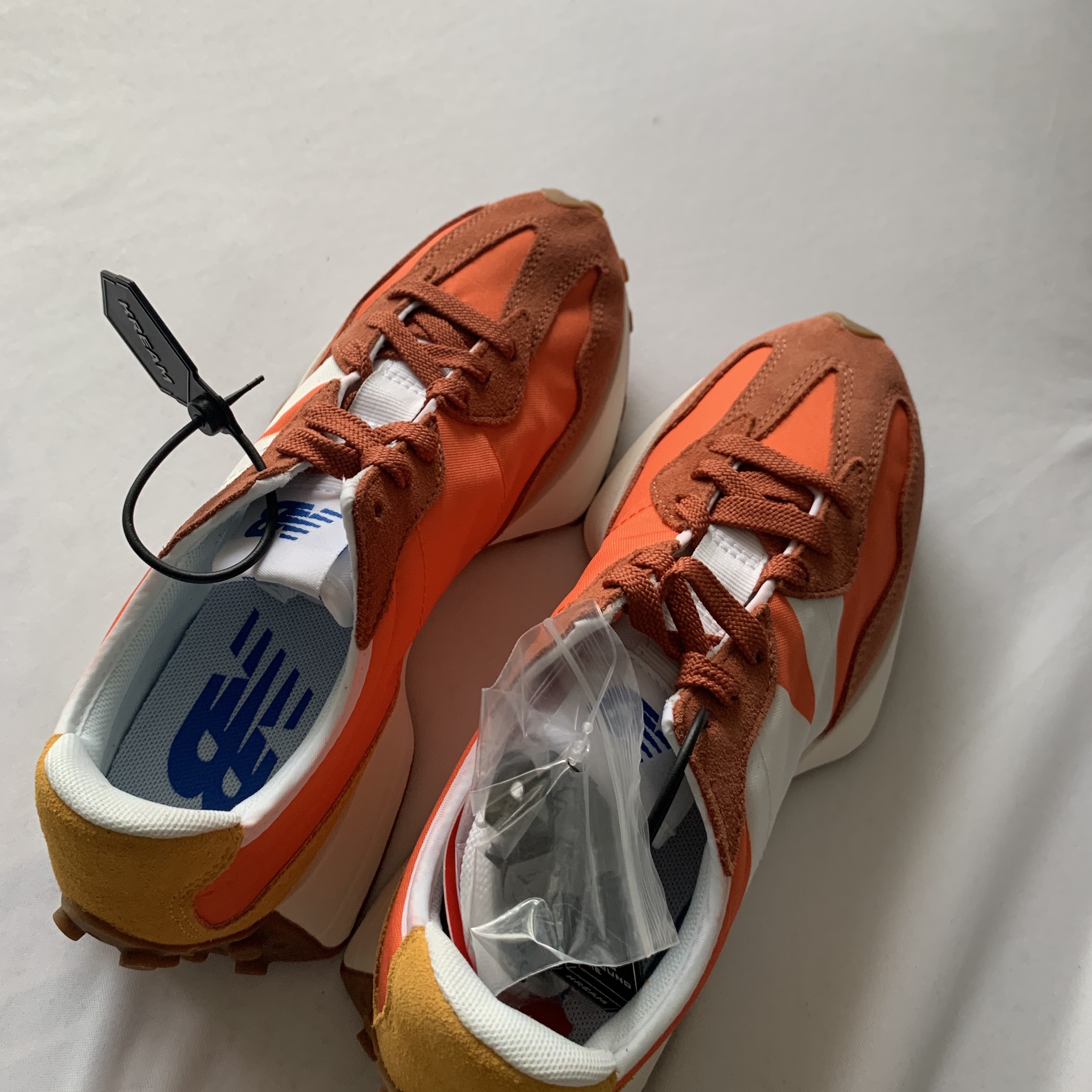 New Balance 327 Orange 착용 스타일 - 3