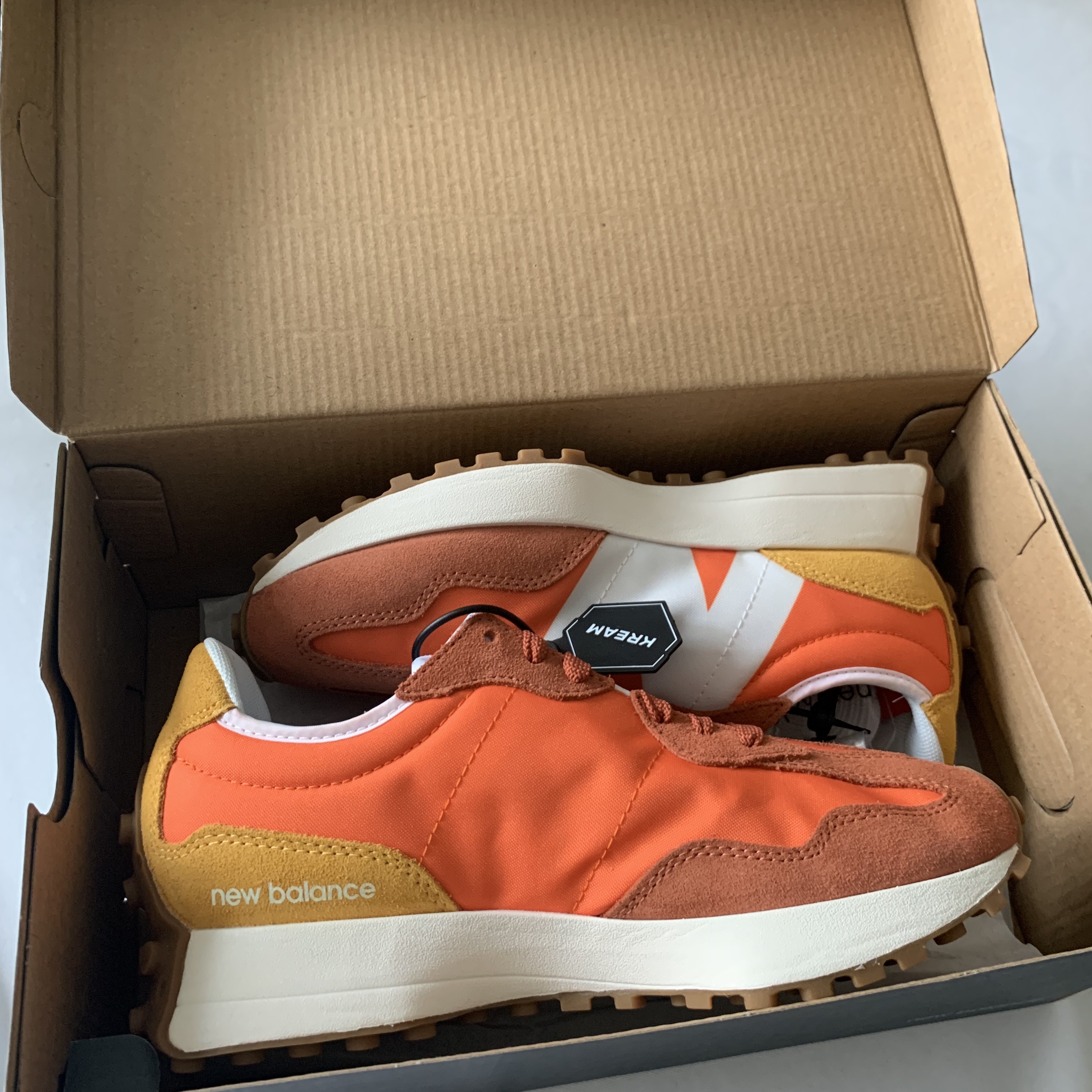 New Balance 327 Orange 착용 스타일 - 2