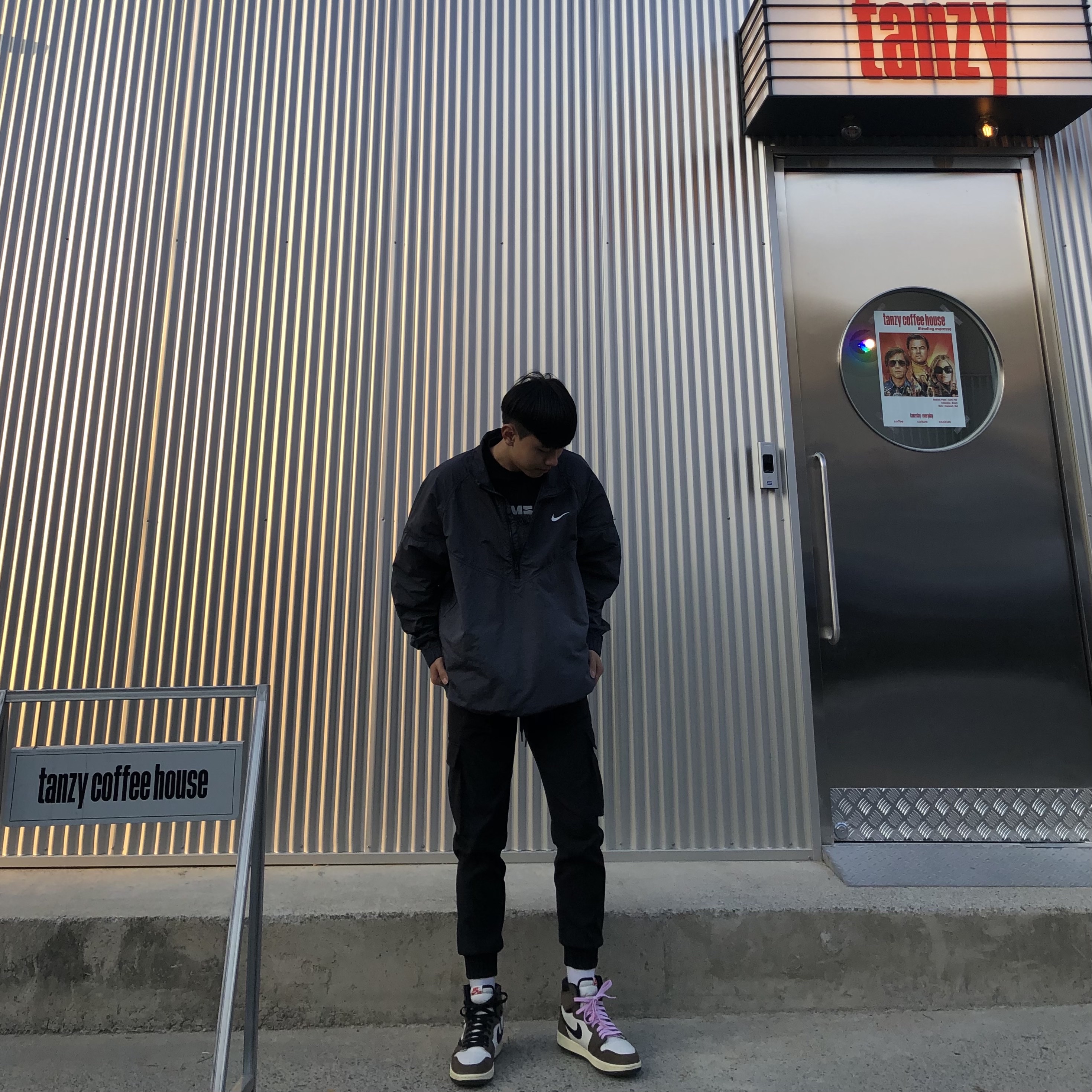 Jordan 1 x Travis Scott Retro High OG SP Mocha, Nike x Stussy Windrunner Jacket Off Noir 착용 스타일 - 1