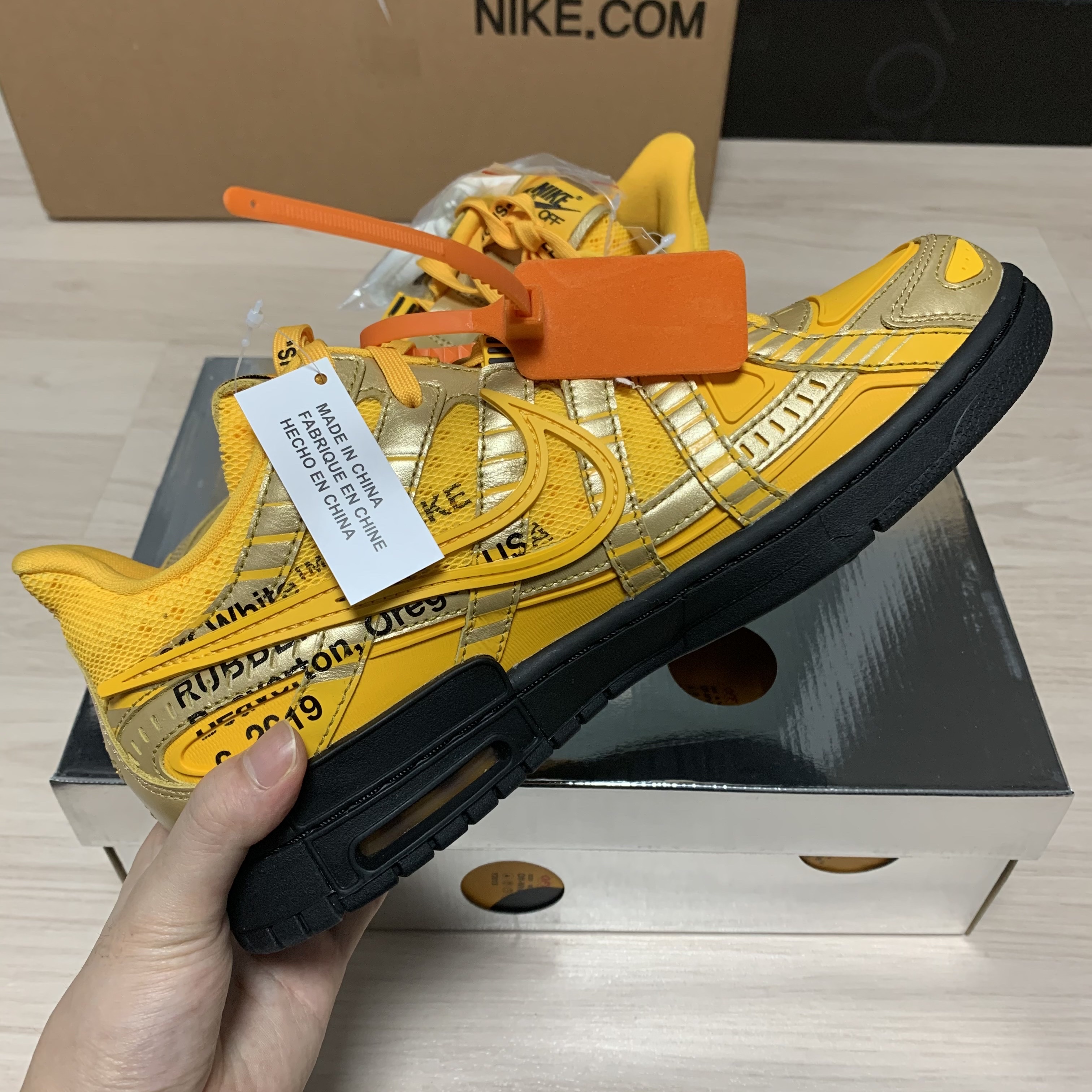 Nike x Off-White Air Rubber Dunk University Gold 착용 스타일