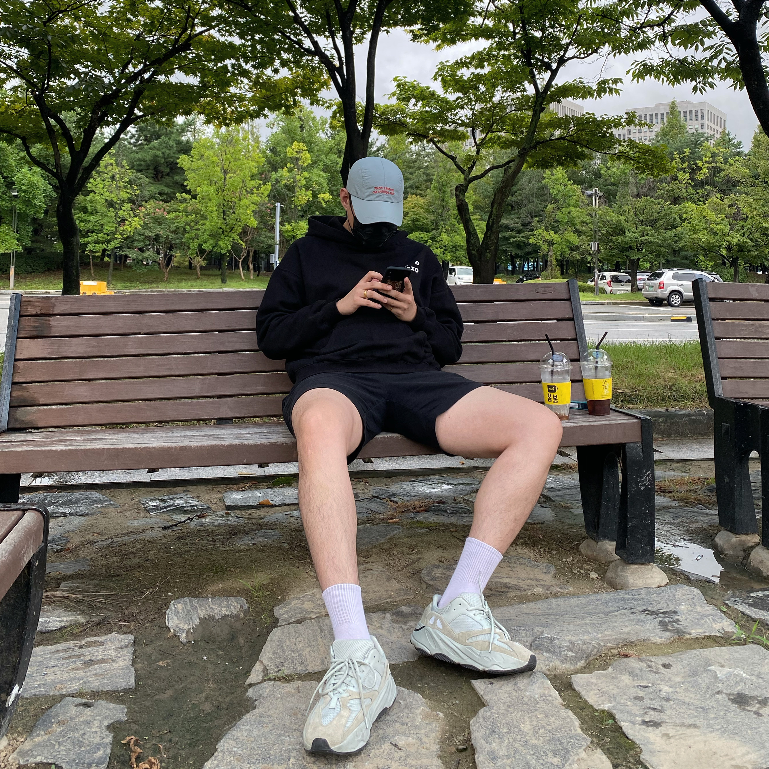 Adidas Yeezy Boost 700 Salt, IAB Studio Hoodie Black White 착용 스타일