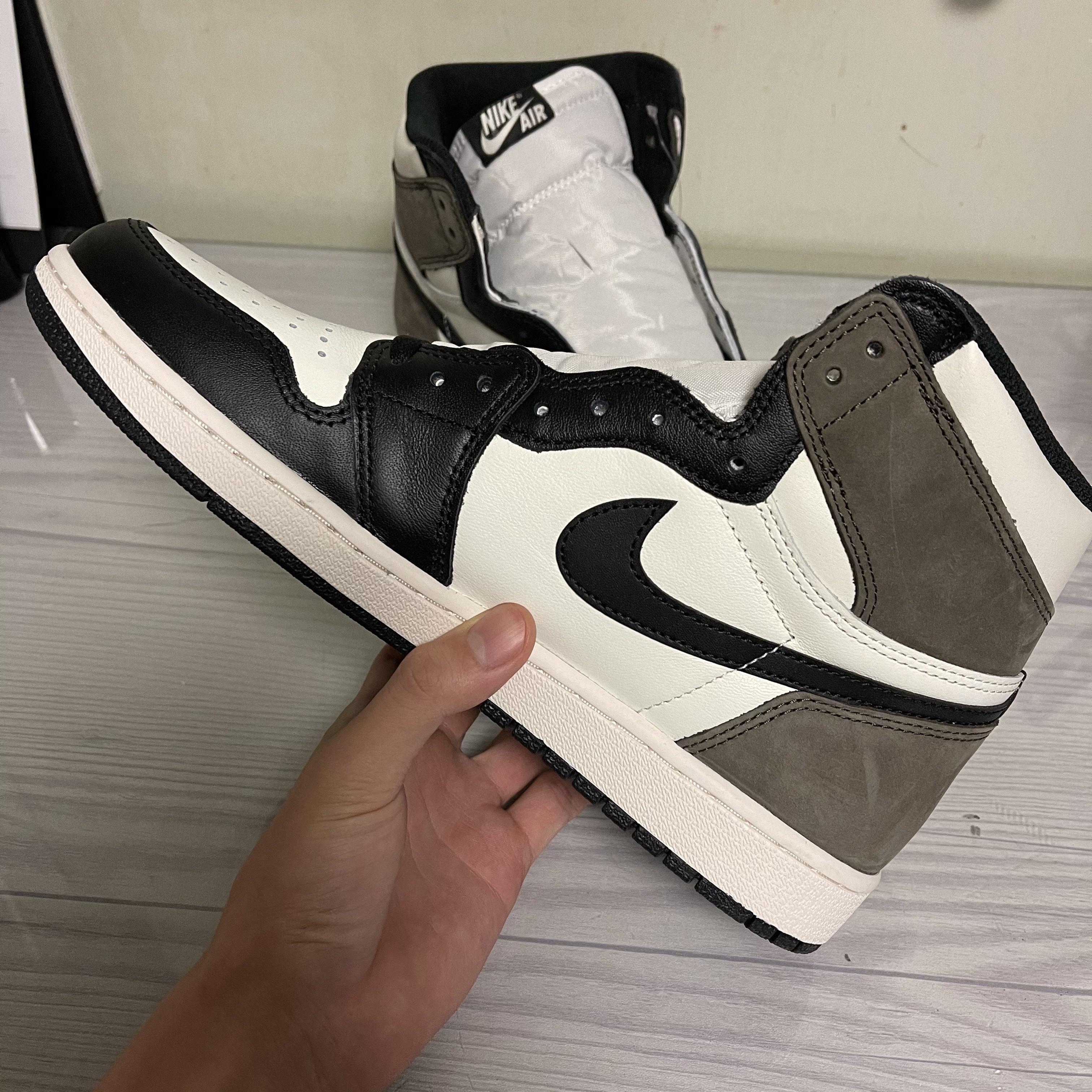 Jordan 1 Retro High OG Black Mocha 착용 스타일