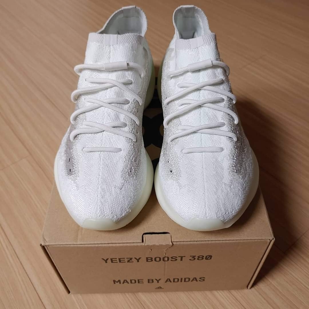 Adidas Yeezy Boost 380 Calcite Glow 착용 스타일 - 3