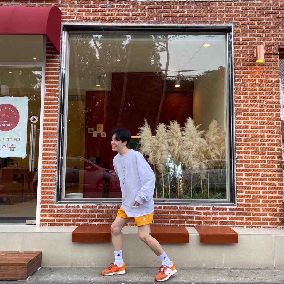 New Balance 327 Orange 착용 스타일