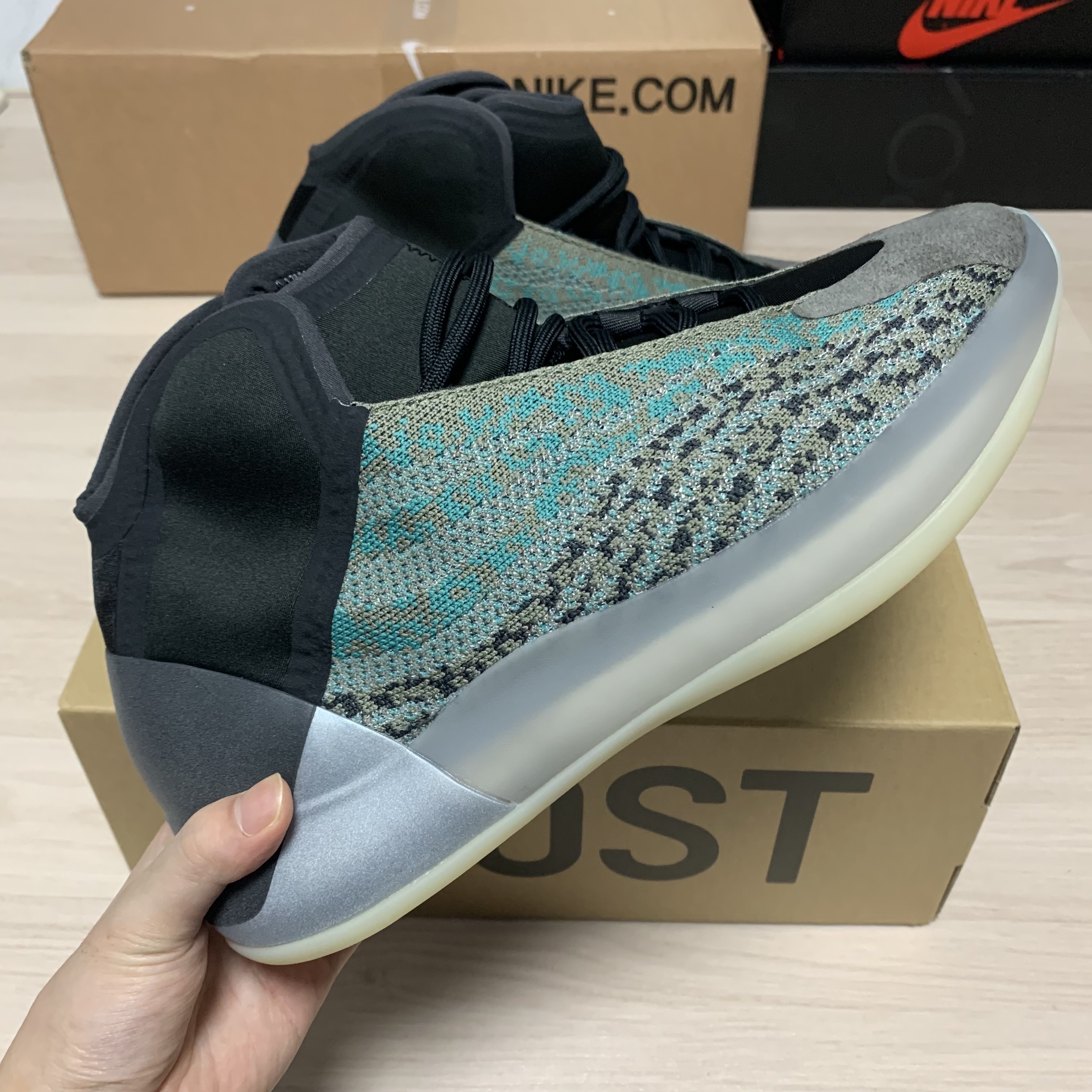 Adidas Yeezy QNTM Teal Blue 착용 스타일