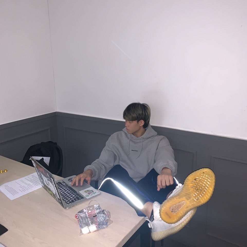 Adidas Yeezy Boost 350 V2 Cream/Triple White 착용 스타일 - 3