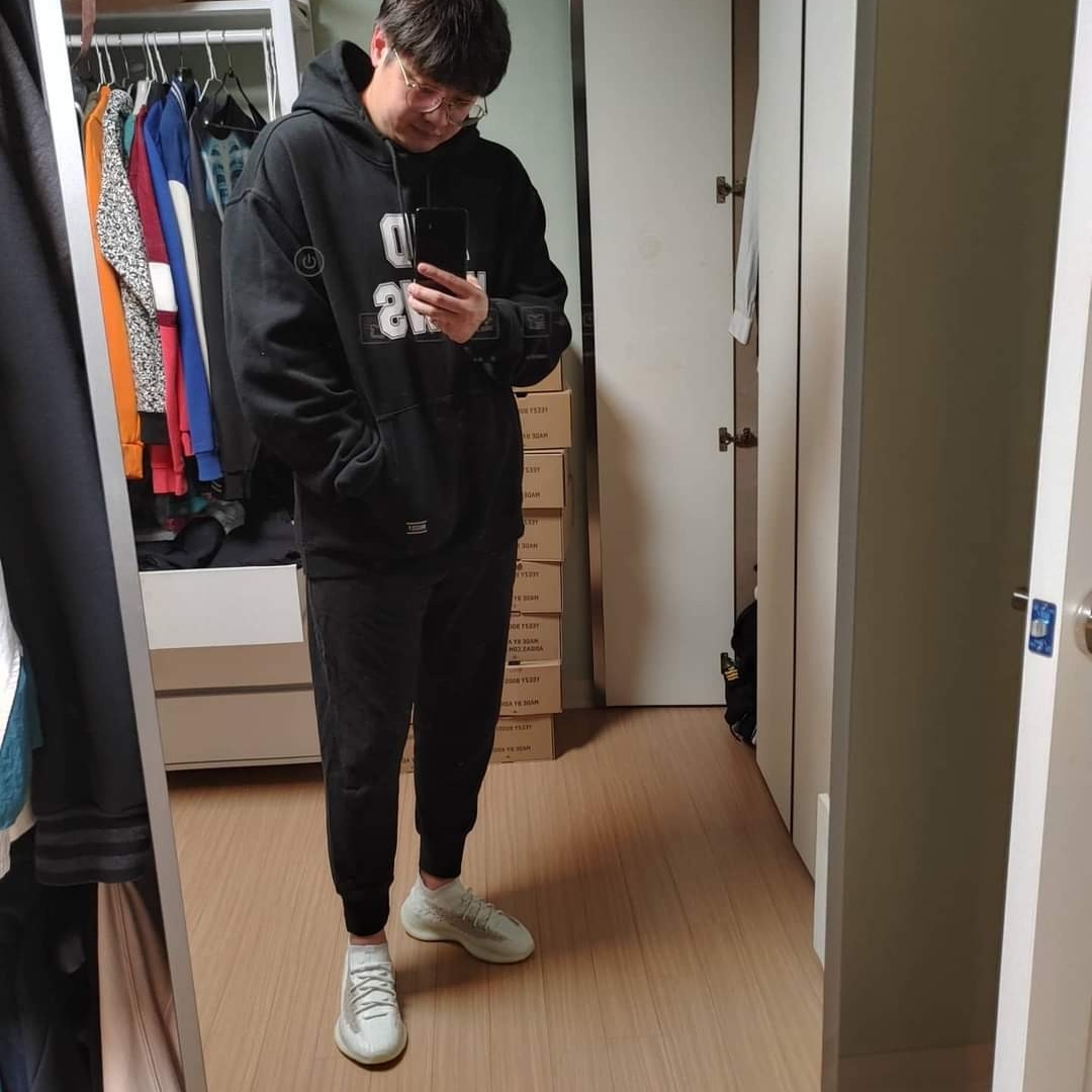 Adidas Yeezy Boost 380 Calcite Glow 착용 스타일 - 1