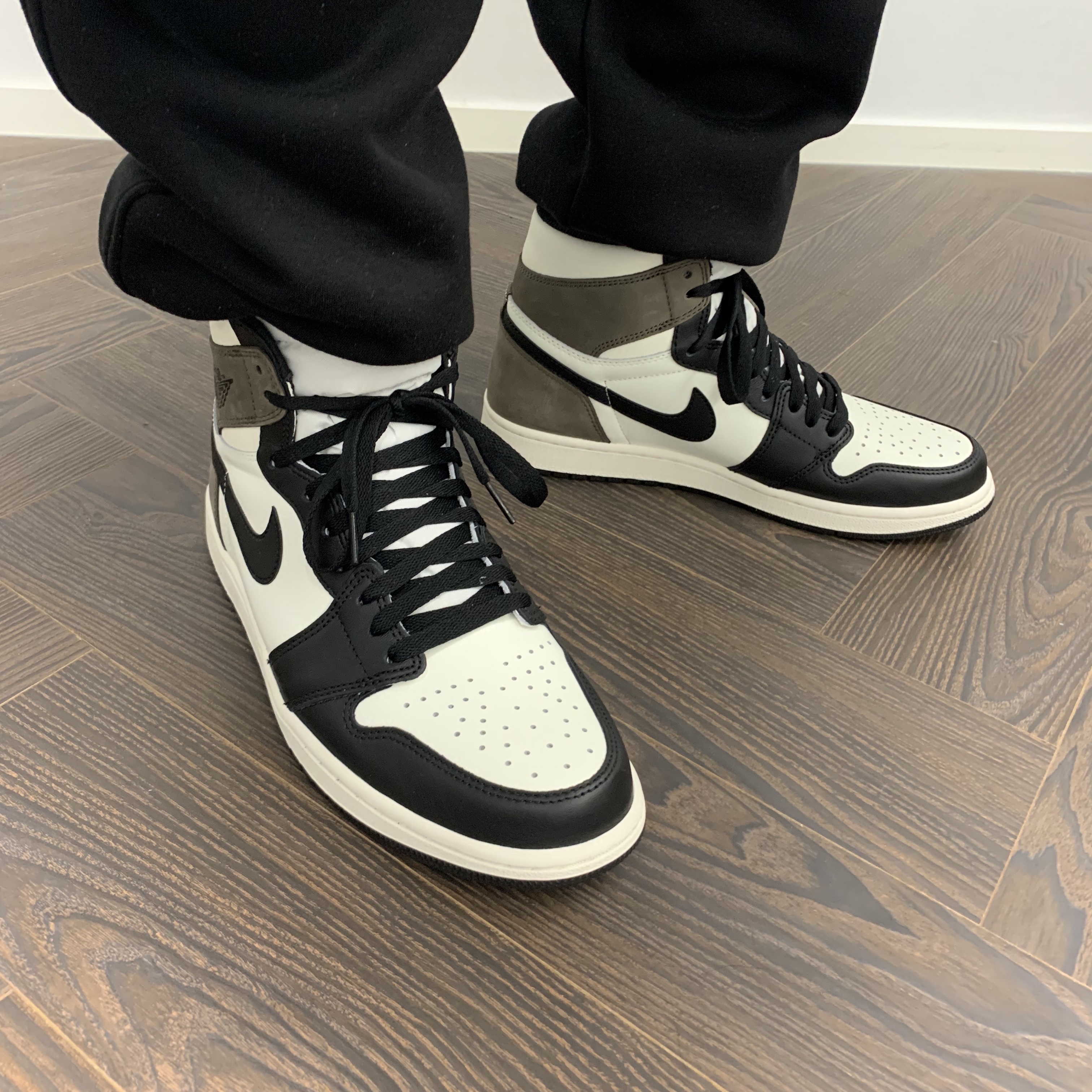 Jordan 1 Retro High OG Black Mocha 착용 스타일