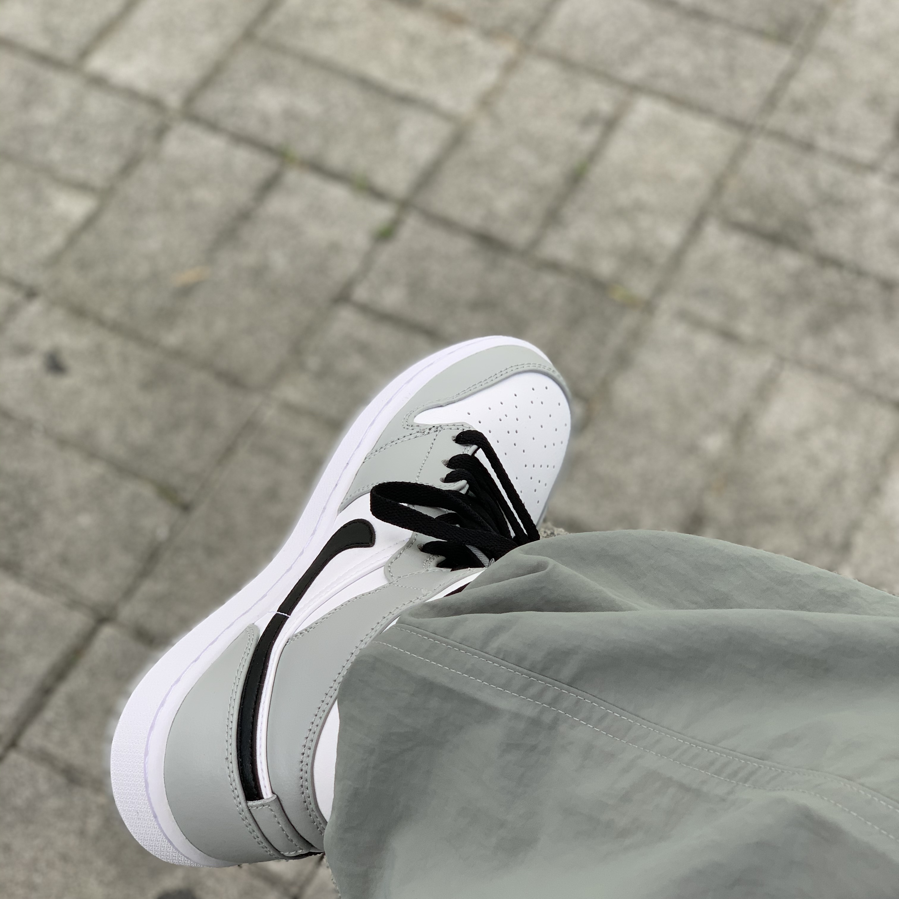 Jordan 1 Mid Light Smoke Grey 착용 스타일