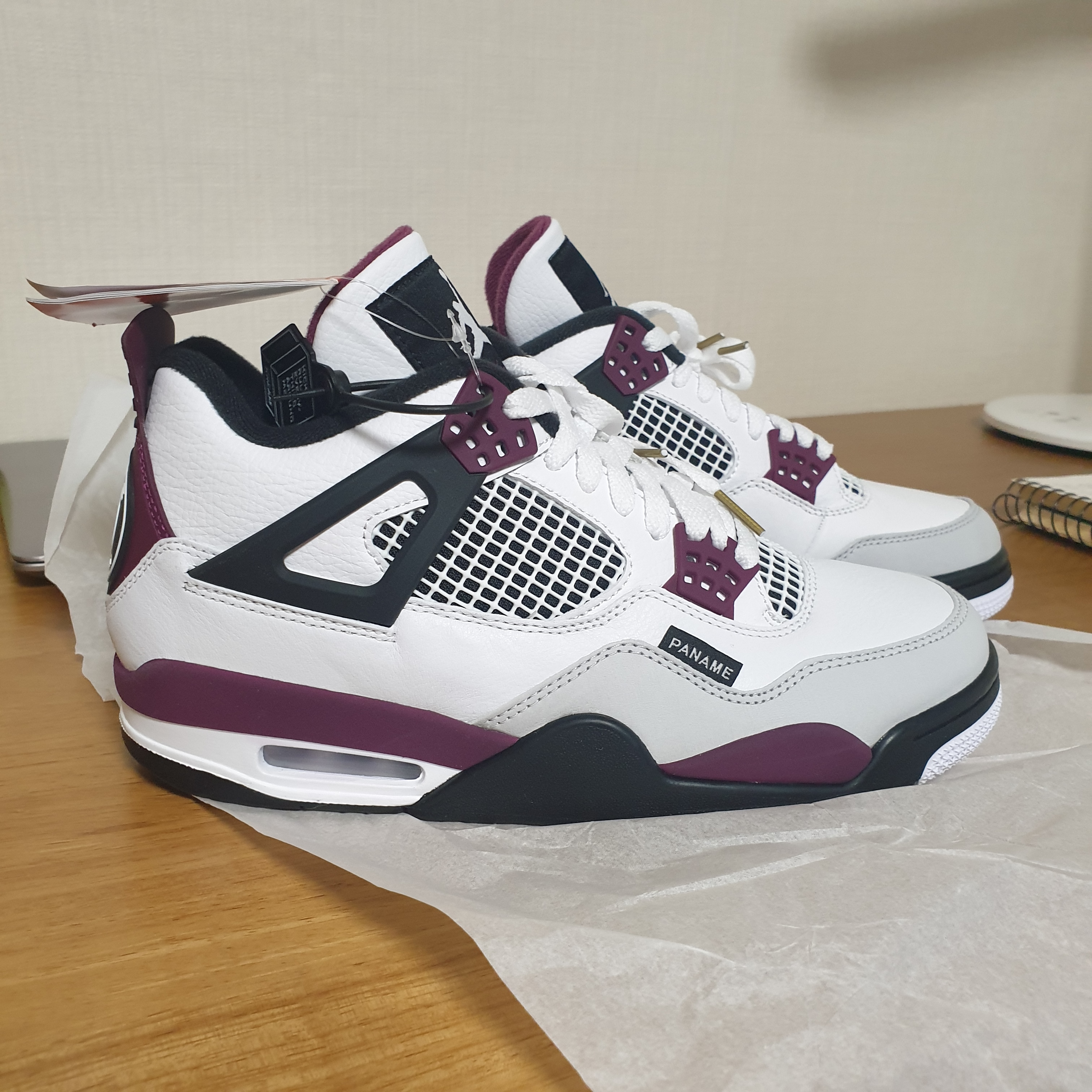 Jordan 4 x Paris Saint-Germain Retro Neutral Grey Bordeaux 착용 스타일 - 1