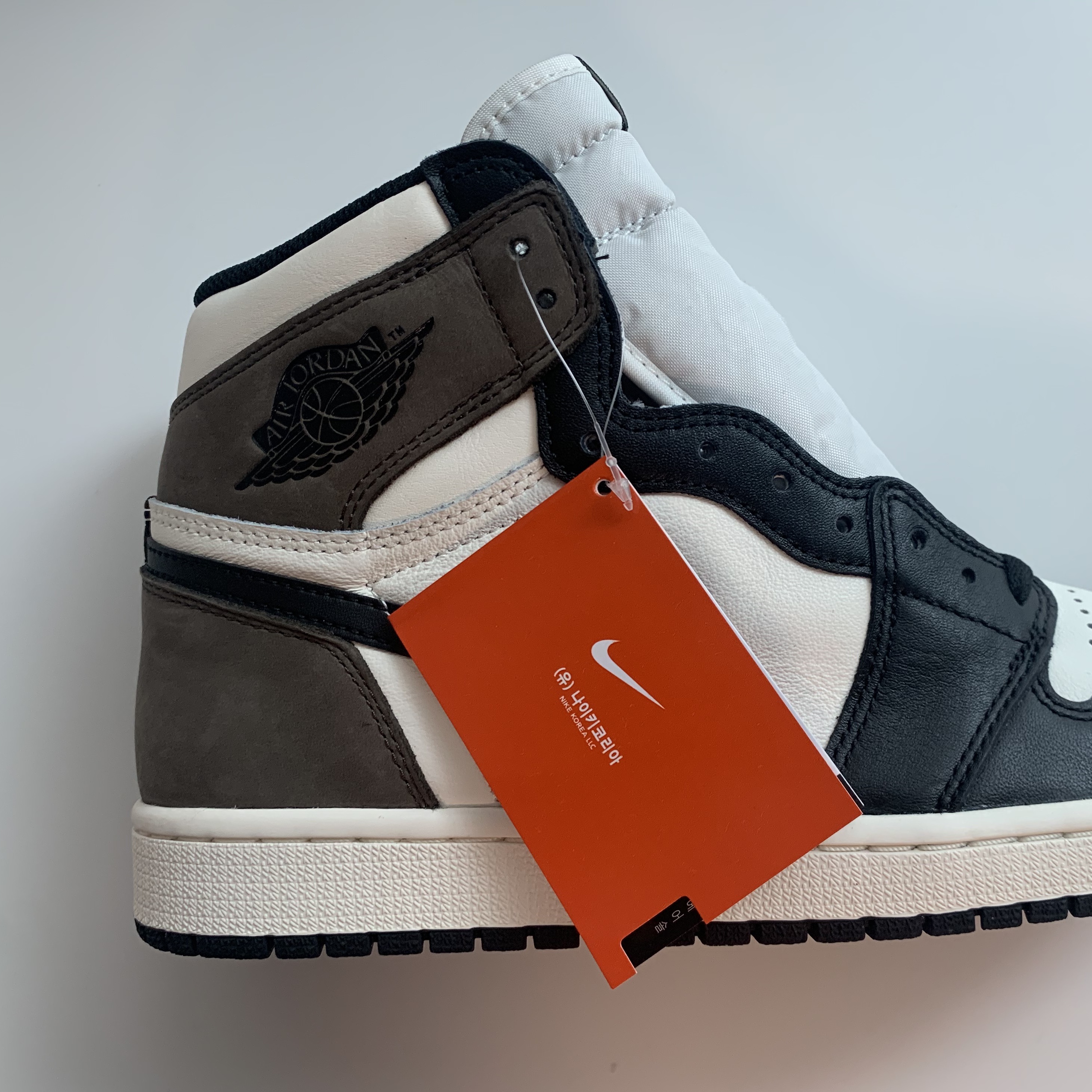 Jordan 1 Retro High OG Black Mocha 착용 스타일