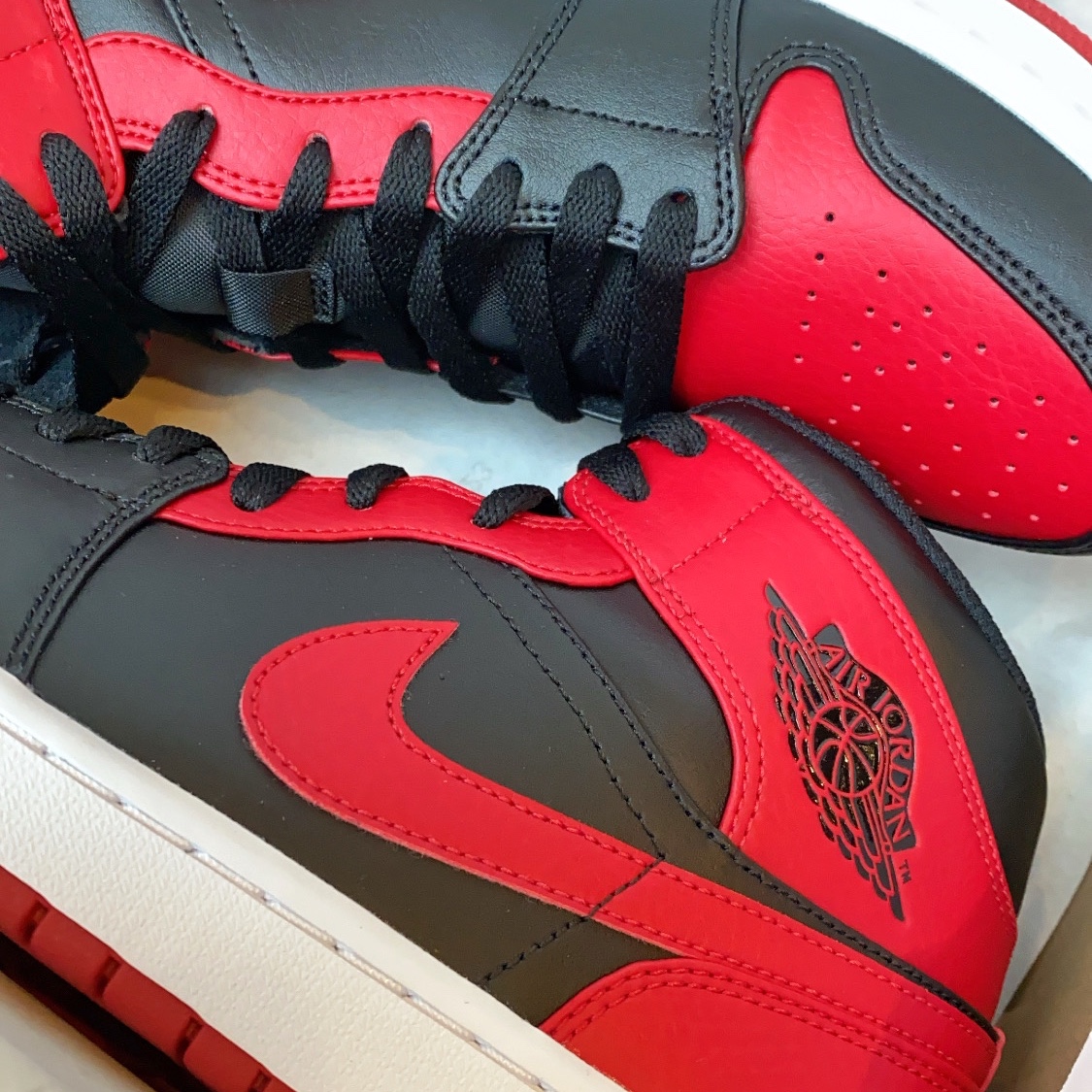 Jordan 1 Mid Bred Banned 2020, Nike Air More Uptempo Black White 2020 착용 스타일 - 3