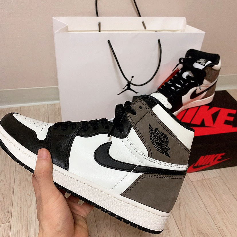Jordan 1 Retro High OG Black Mocha 착용 스타일 - 1