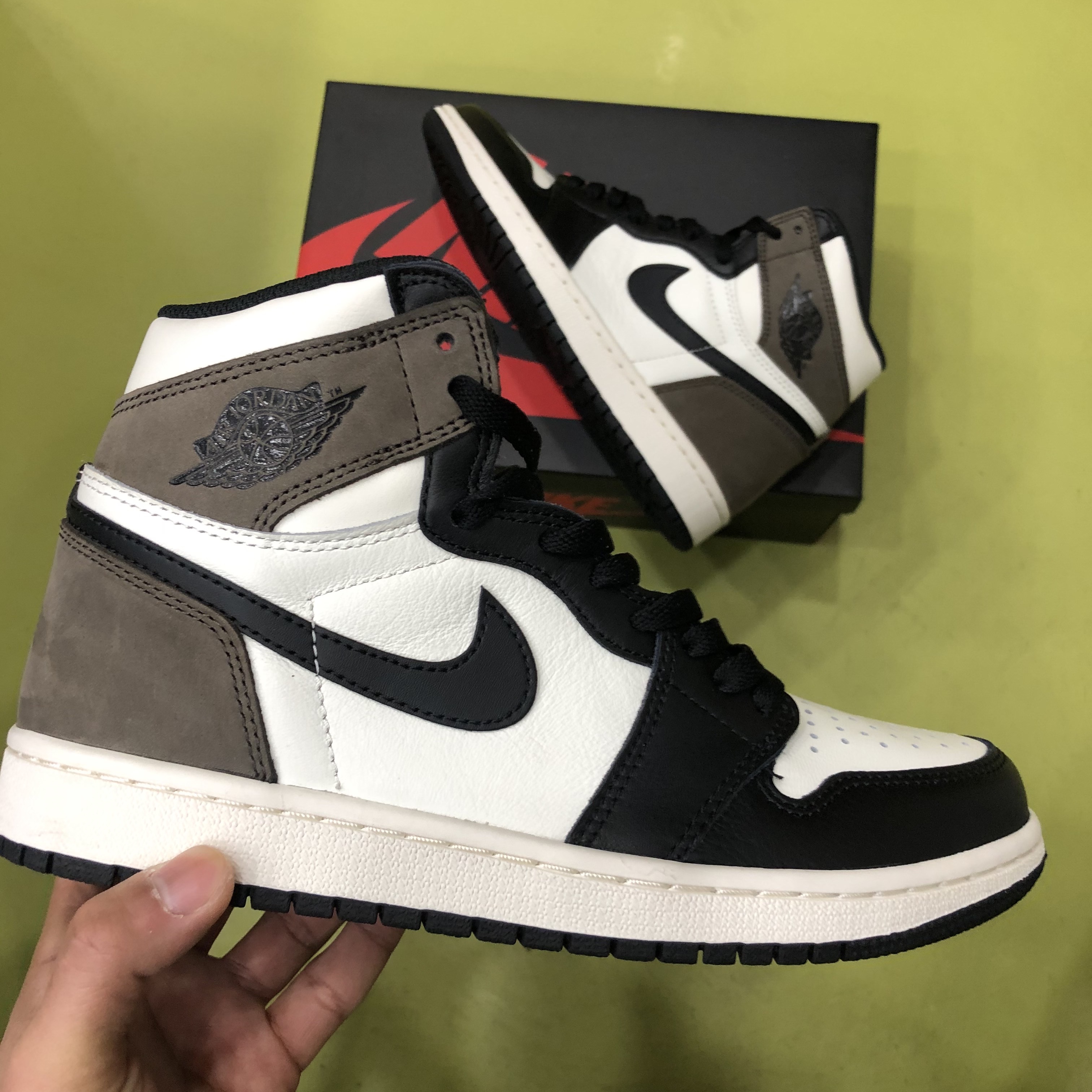 Jordan 1 Retro High OG Black Mocha 착용 스타일