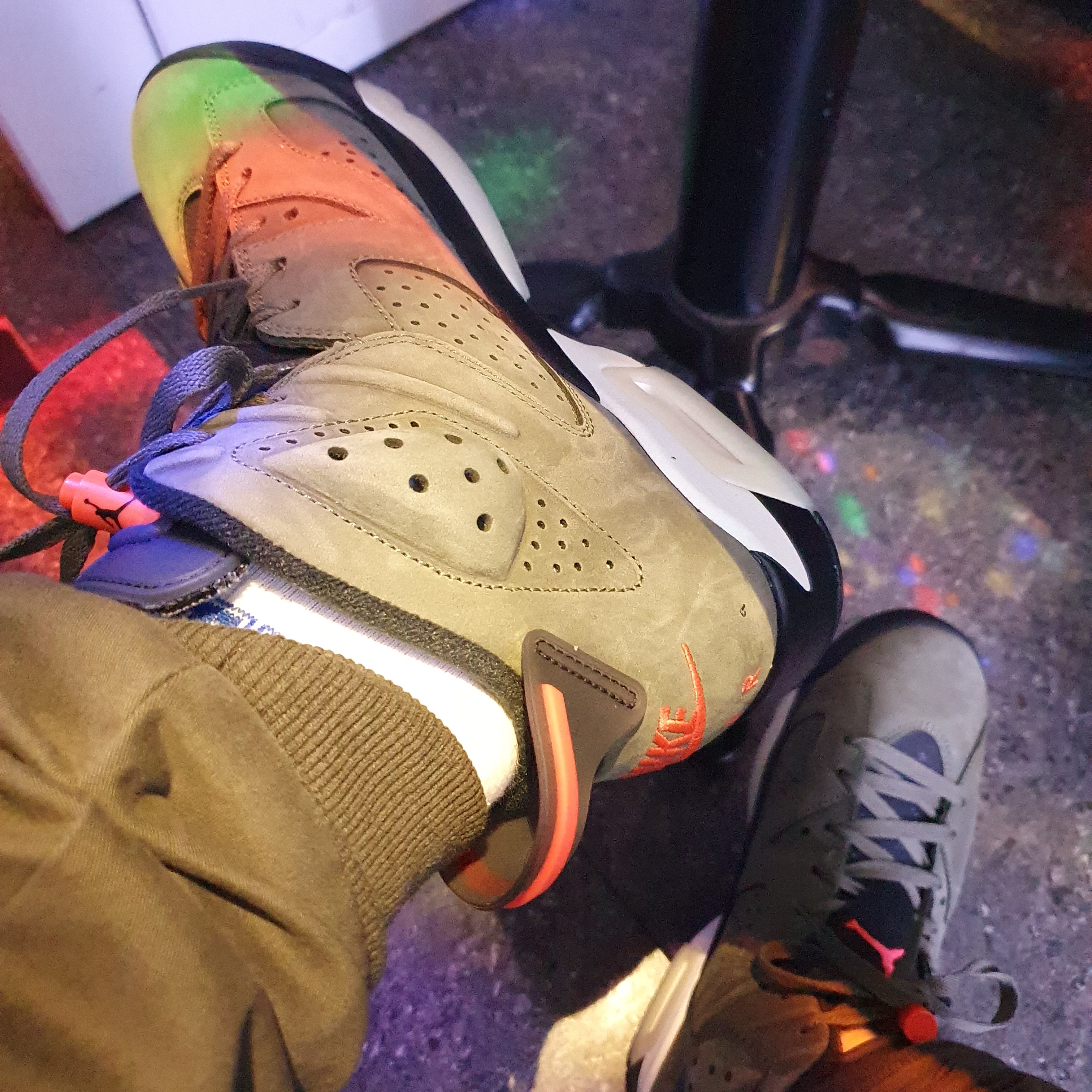 Jordan 6 x Travis Scott Retro Olive 착용 스타일