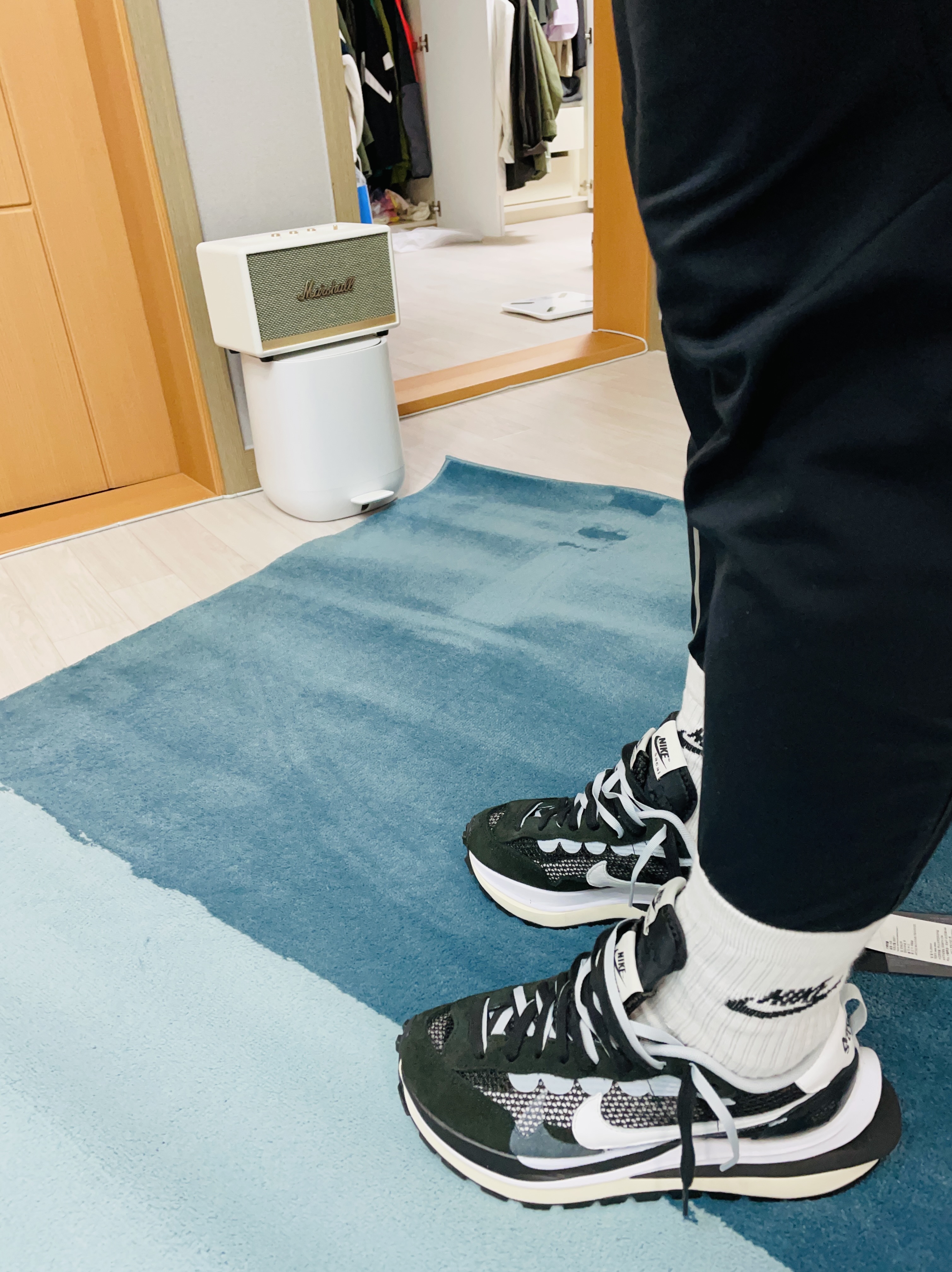 Nike x Sacai VaporWaffle Black White 착용 스타일 - 1