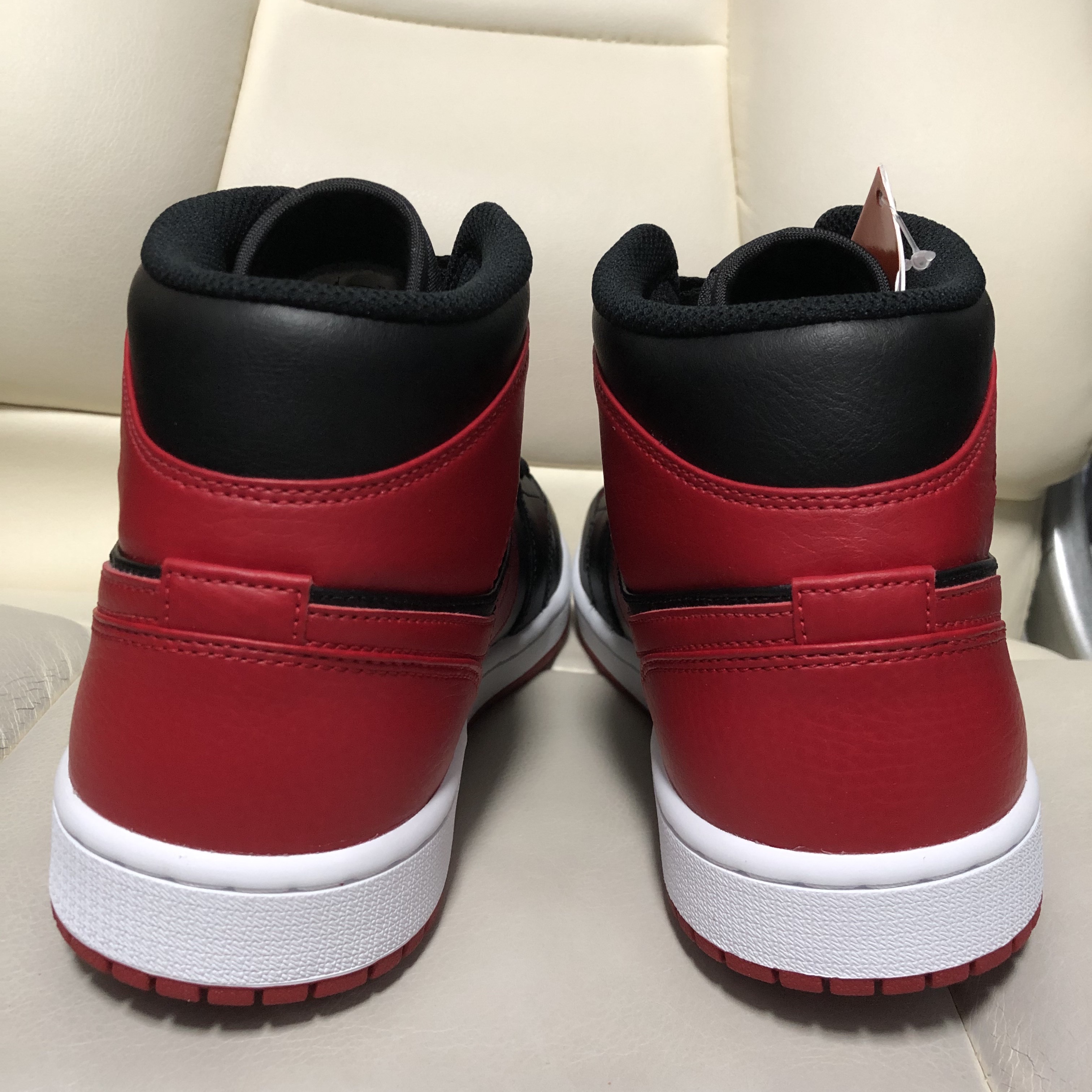 Jordan 1 Mid Bred Banned 2020 착용 스타일 - 3