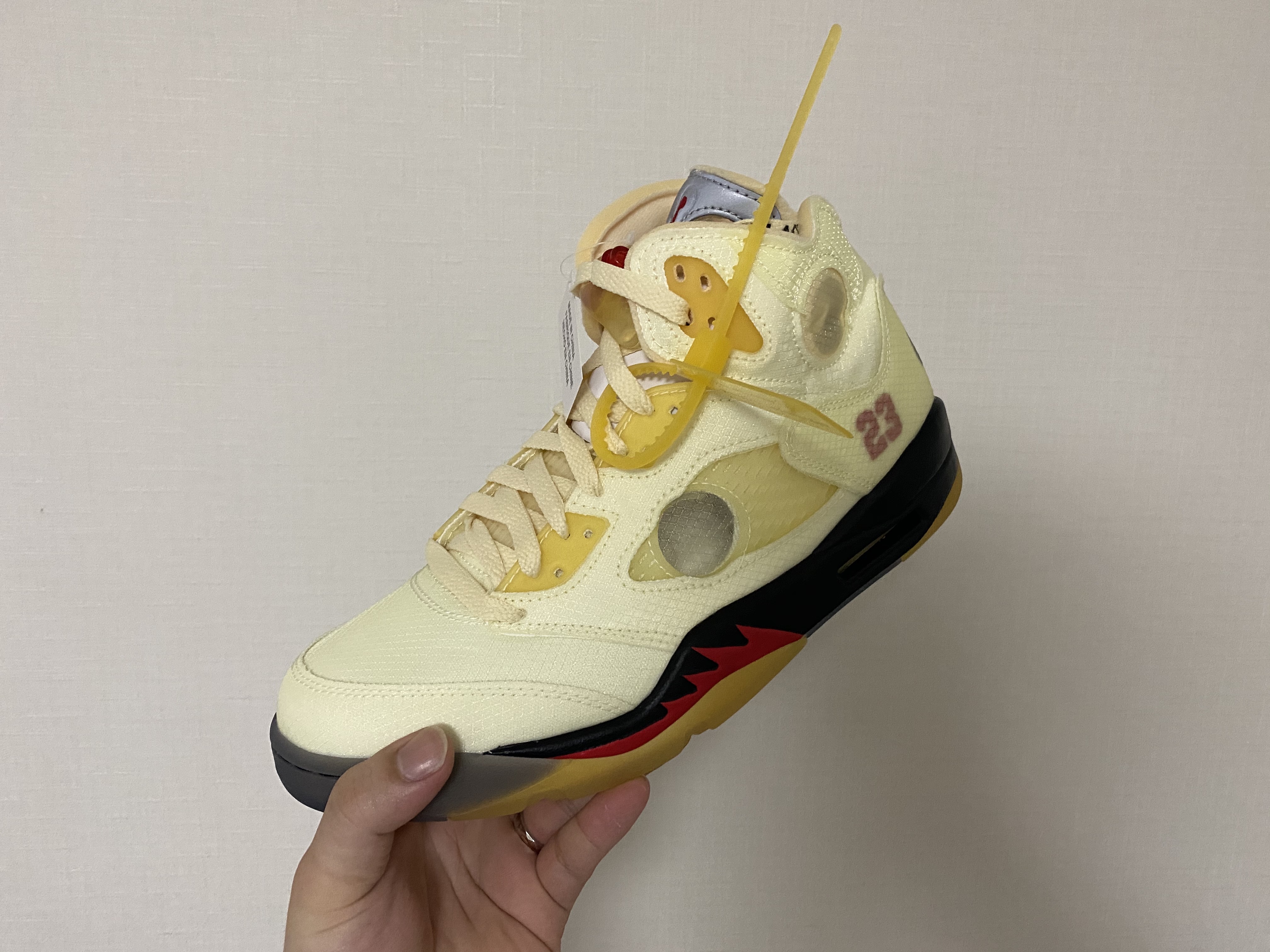 Jordan 5 x Off-White Retro SP Sail Fire Red 착용 스타일 - 1
