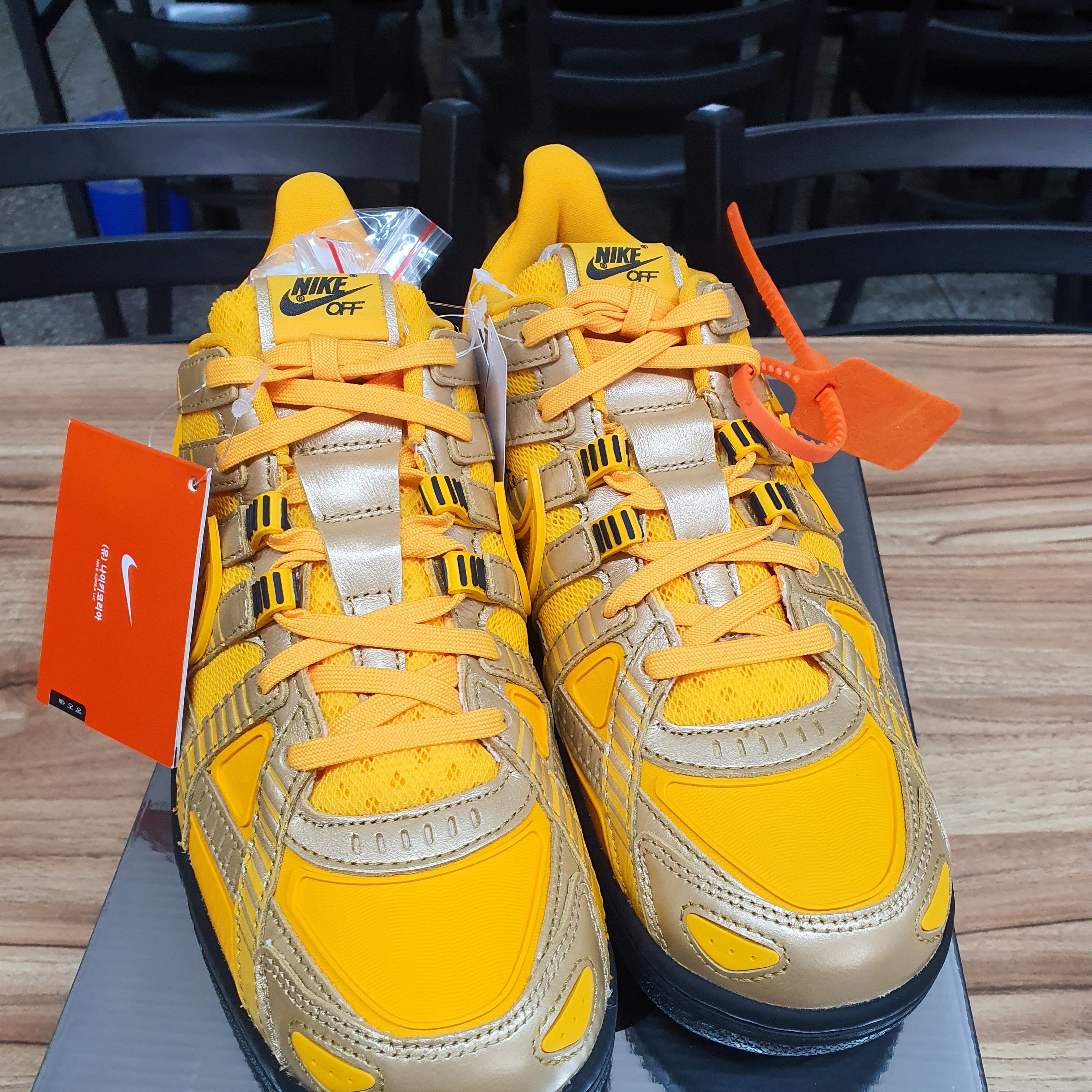 Nike x Off-White Air Rubber Dunk University Gold 착용 스타일 - 1