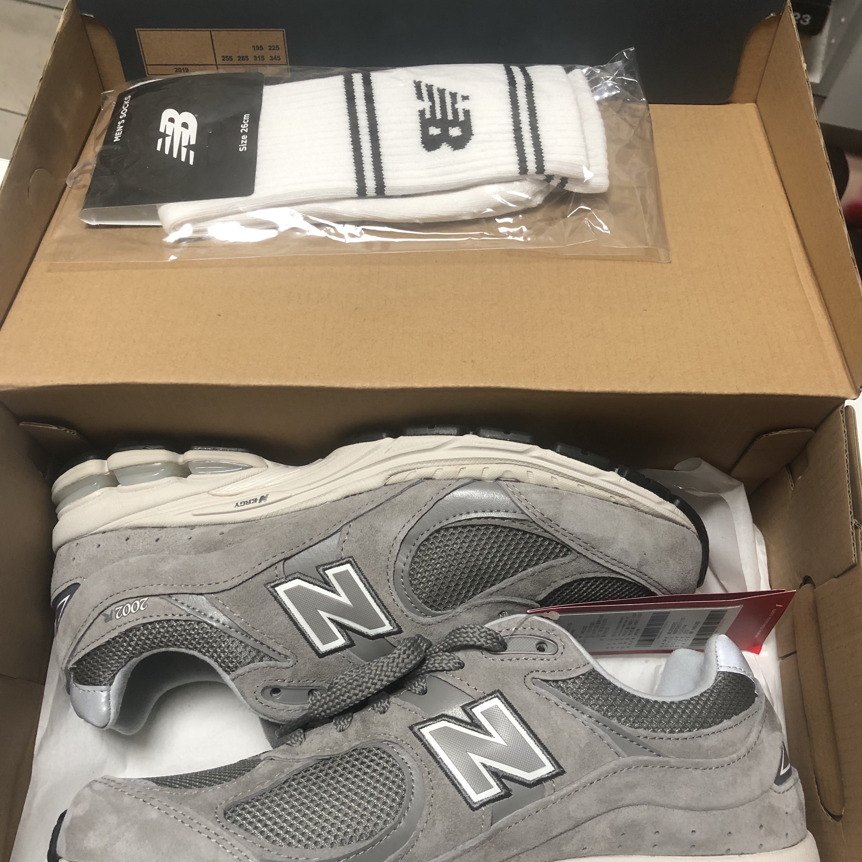 New Balance 2002R Grey 착용 스타일