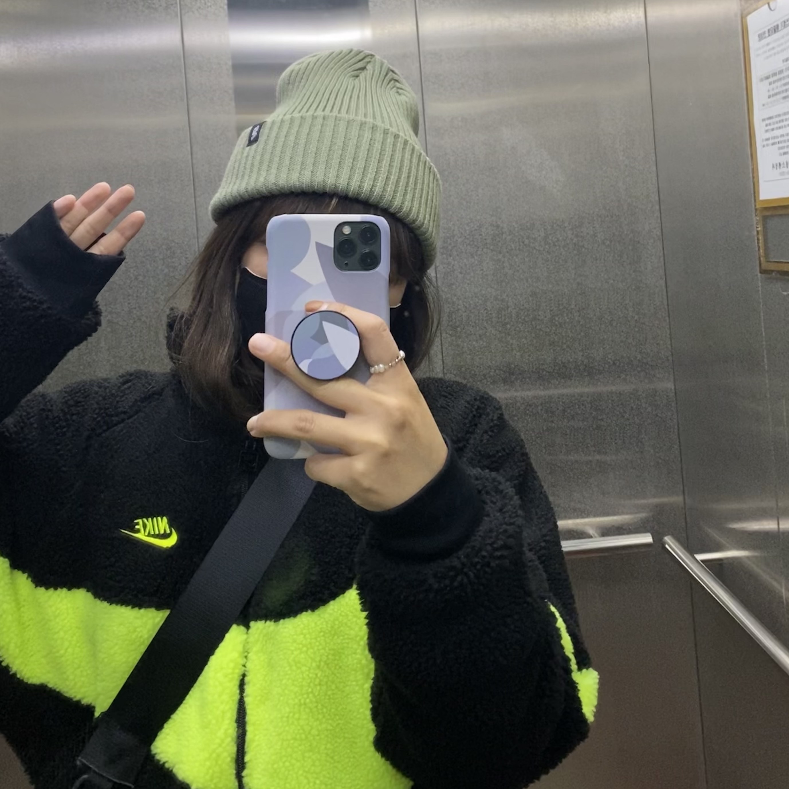 Nike Big Swoosh Full Zip Jacket Black Volt 착용 스타일