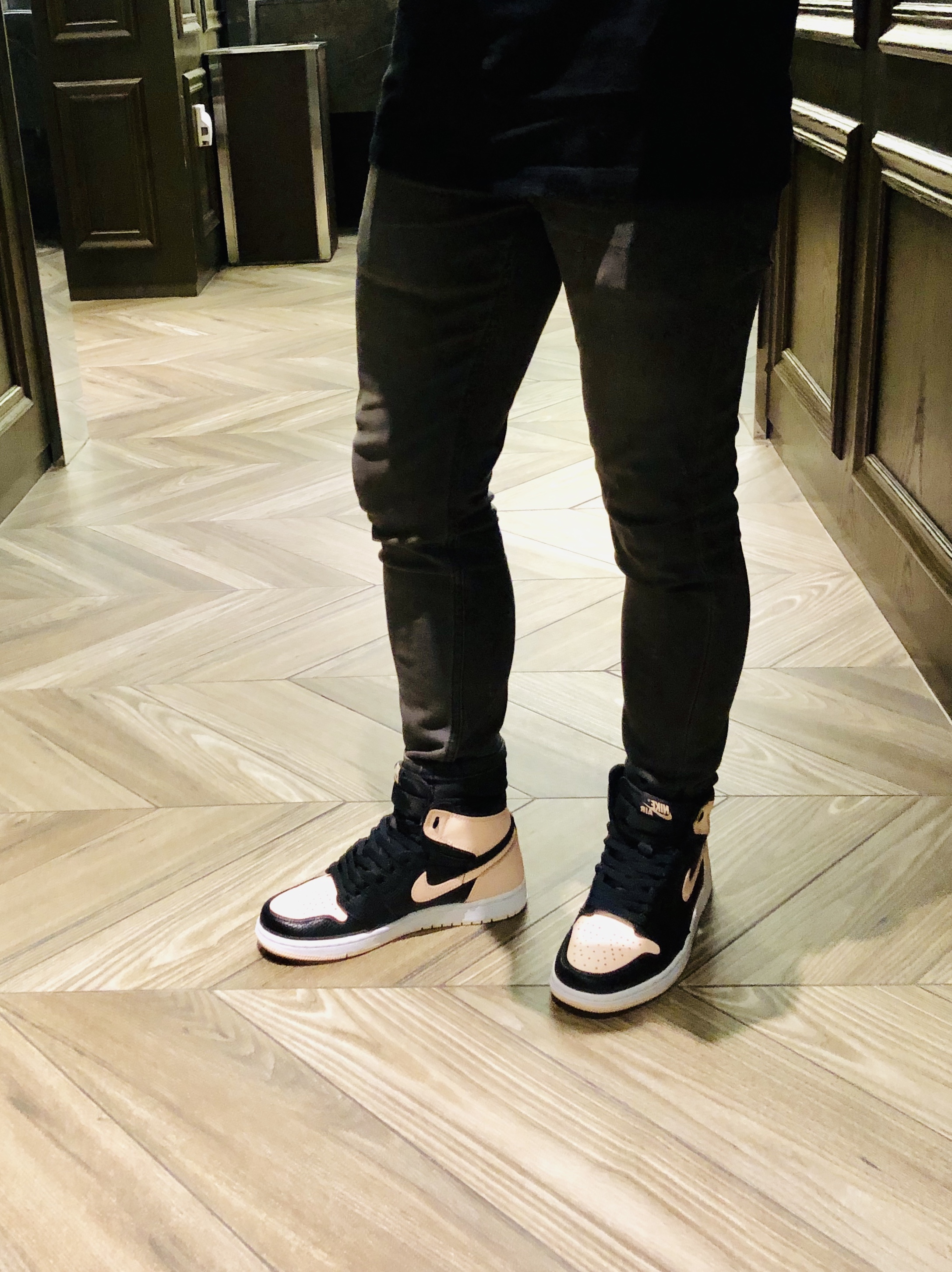 Jordan 1 Retro High OG Crimson Tint 착용 스타일