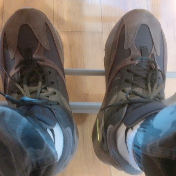Adidas Yeezy Boost 700 Mauve 착용 스타일
