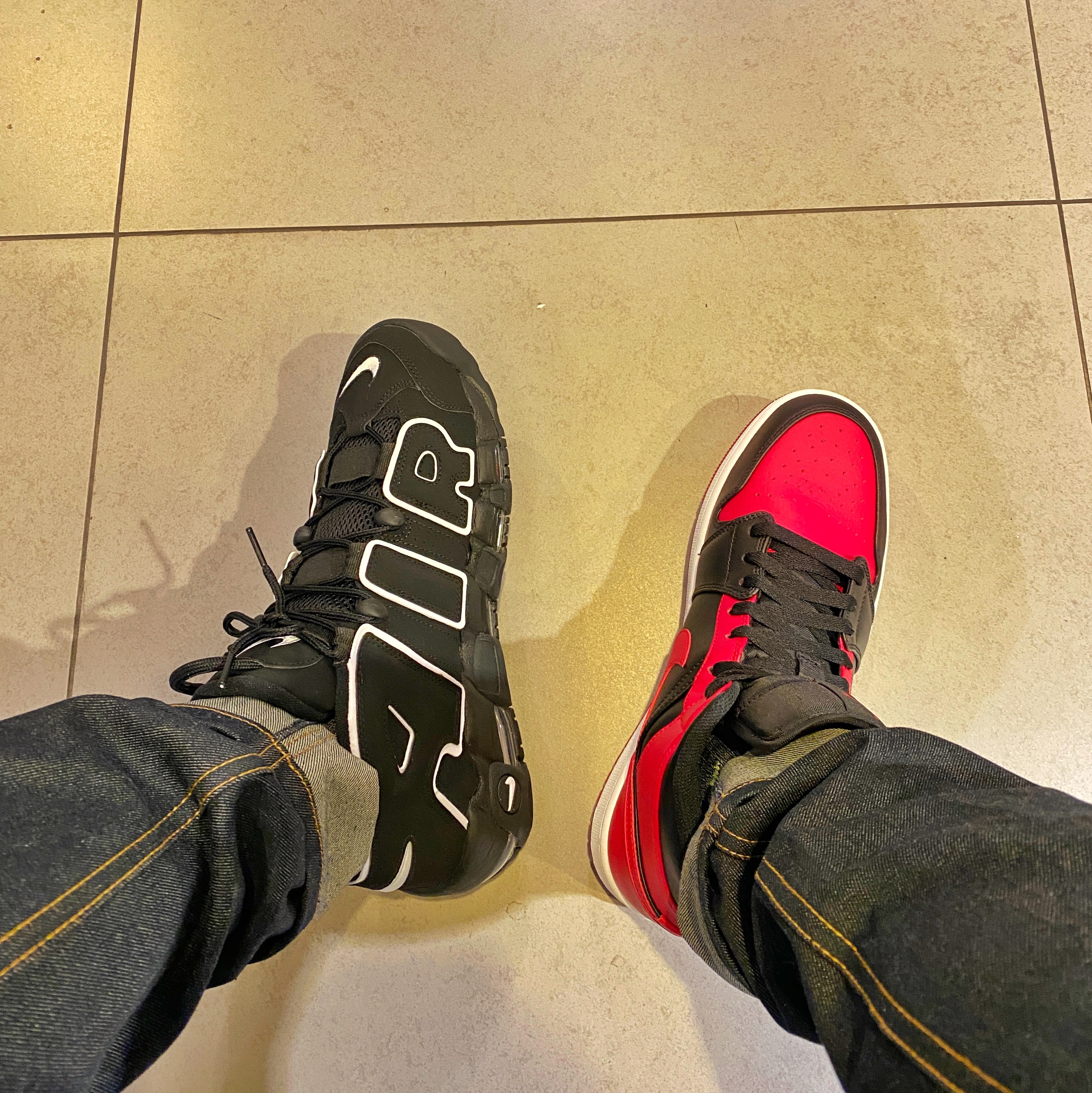Jordan 1 Mid Bred Banned 2020, Nike Air More Uptempo Black White 2020 착용 스타일 - 2