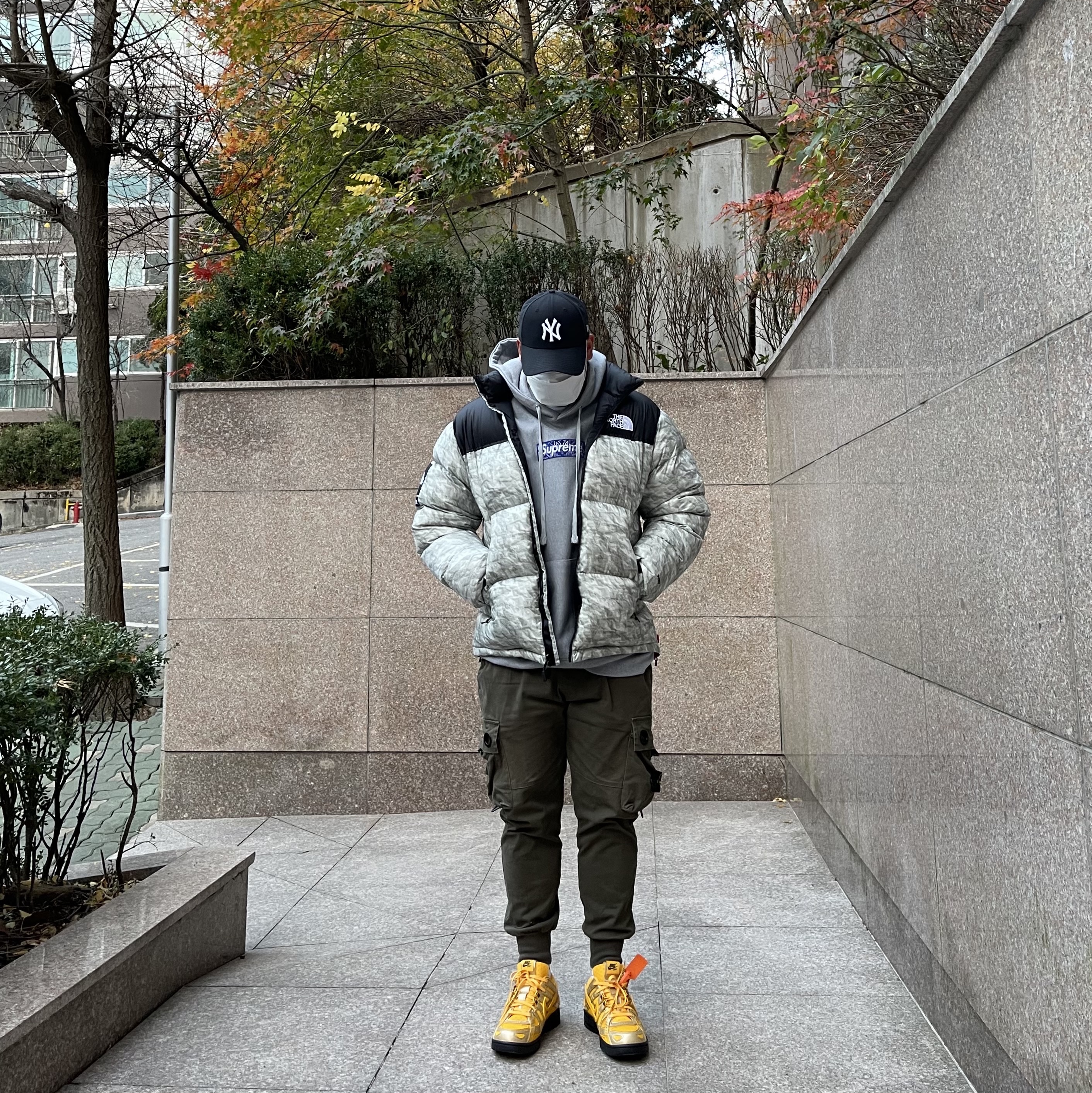 Nike x Off-White Air Rubber Dunk University Gold, Supreme x The North Face Paper Print Nuptse Jacket - 19FW 착용 스타일