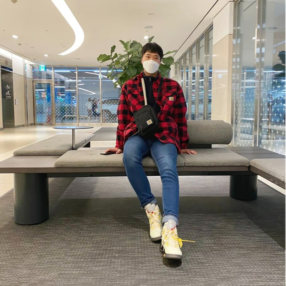 Jordan 5 x Off-White Retro SP Sail Fire Red 착용 스타일