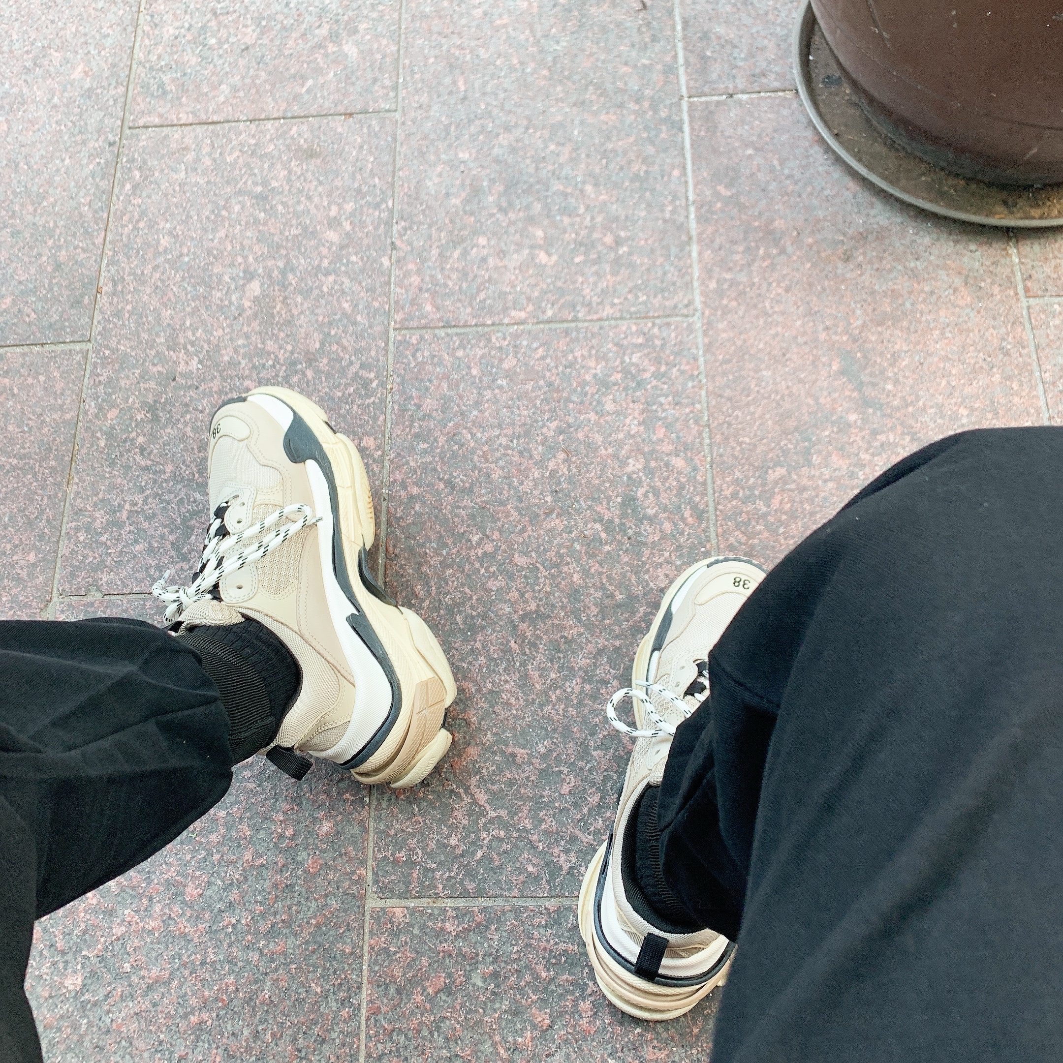 Balenciaga Triple S Vanille 2018 착용 스타일 - 3