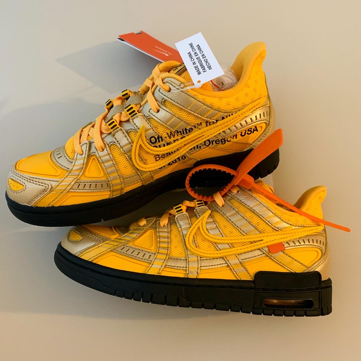Nike x Off-White Air Rubber Dunk University Gold 착용 스타일