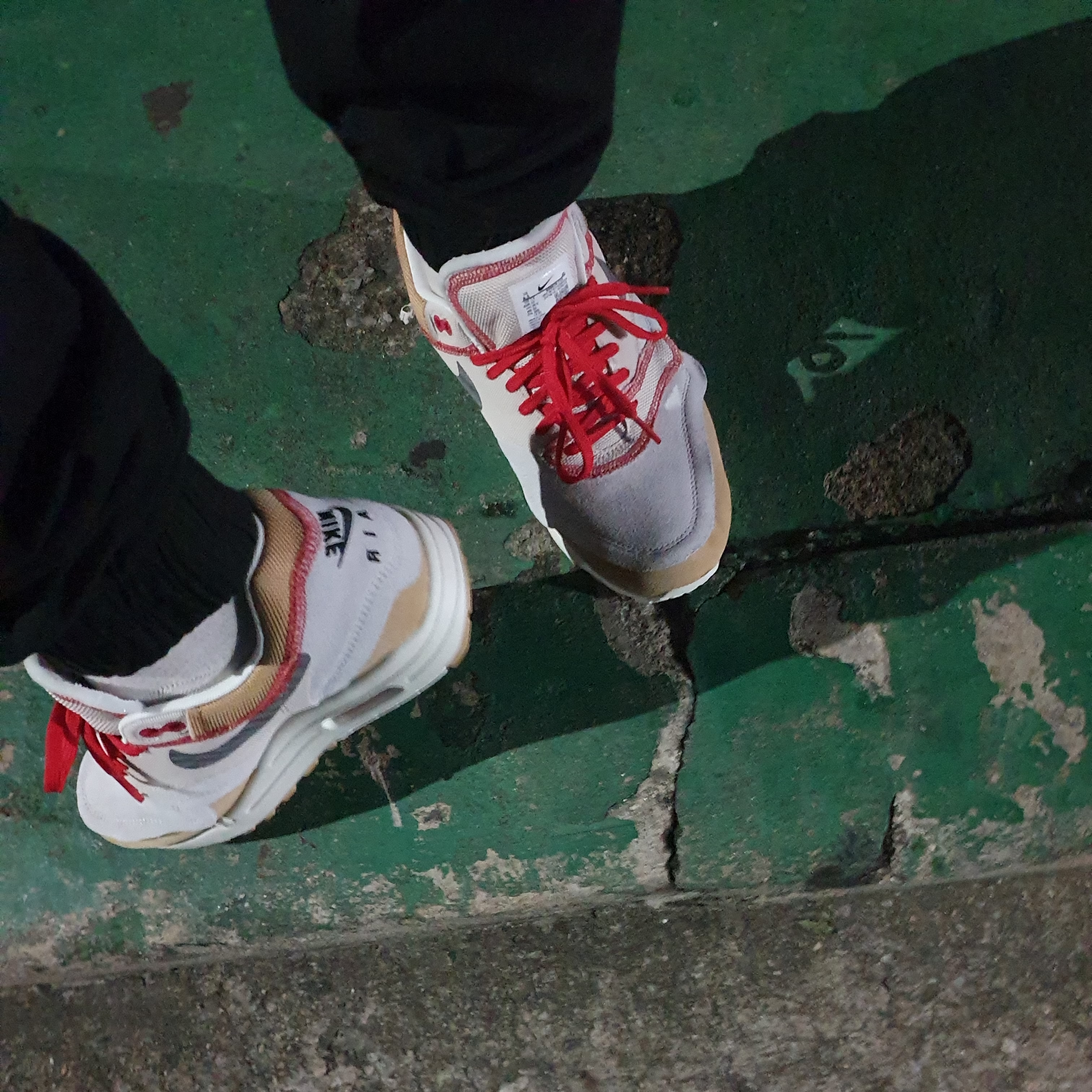Nike Air Max 1 Inside Out Club Gold Black 착용 스타일